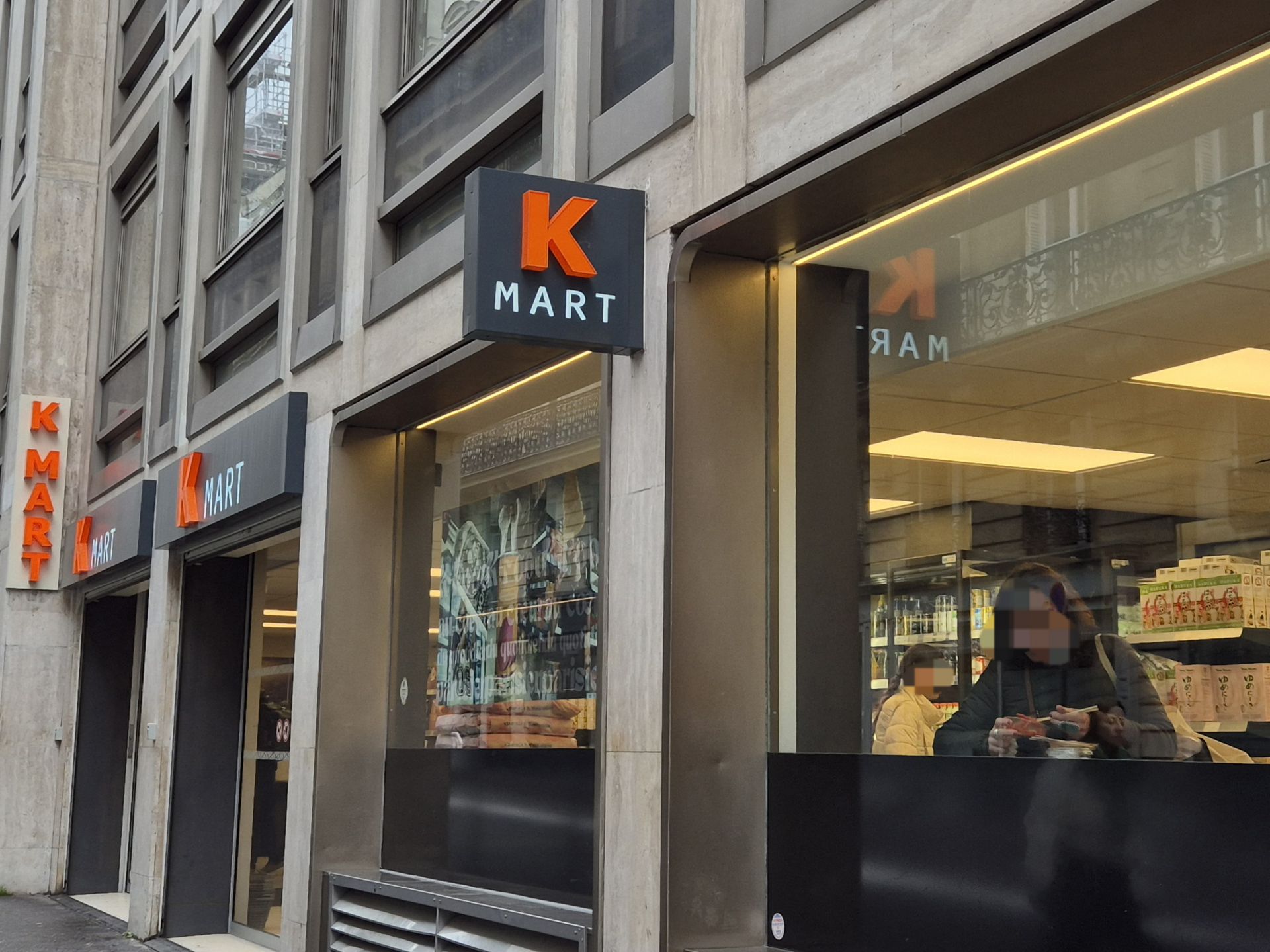 At a simple table set up in a corner of the mart, locals could be seen enjoying kimchi with chopsticks like a salad. Yujeong Hee, a designer at Kmart, said, "Ready meals are being introduced as customized products for local consumers," adding, "In the case of kimchi and ready meals, the seasoning is adjusted to be less intense, and the descriptions are written intuitively to help consumers understand."