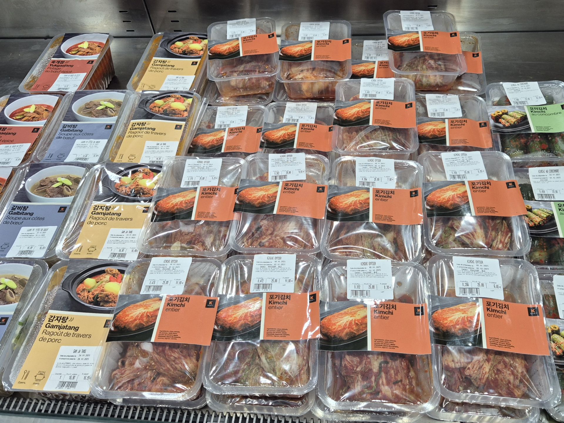 Kimchi and soups, which are ready-to-eat meals, are sold at Kmart Champs-?lys?es branch. They also sell 120g small-pack kimchi, with a monthly production volume reaching about 2,000 units. All of this quantity is consumed exclusively within their own stores.