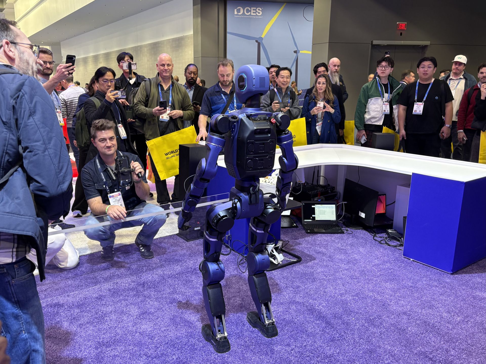 作为全球最大电子与信息技术展会的“CES 2026”开幕日，当地时间本月6日，在美国拉斯维加斯会展中心西馆的高通展馆内，参观者正在观看类人机器人“Vinmotion”。全英柱 记者供图