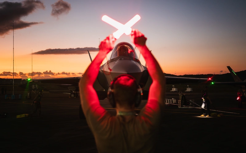 The US Air Force is guiding F-35A Lightning II fighter jets following military operations conducted in Venezuela to support 'Operation Absolute Resolve.' The F-35A is a key asset performing initial suppression missions based on its stealth capabilities.