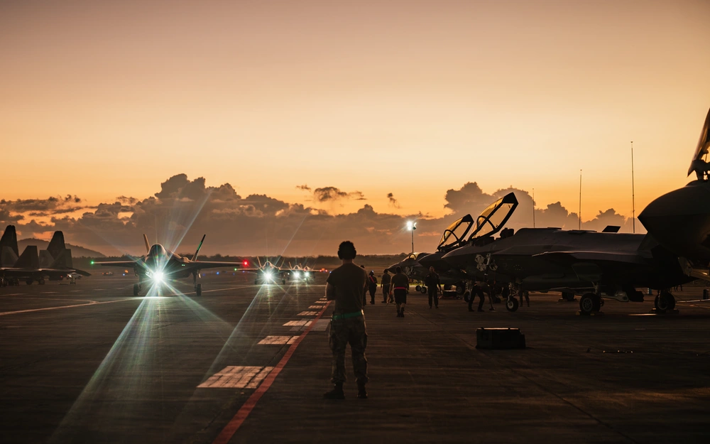 The U.S. Air Force is observing an F-35A Lightning II fighter jet moving along the runway following a military operation conducted in Venezuela to support 'Operation Absolute Resolve.' This fighter jet is assigned critical strike missions during both pre- and post-operation phases.