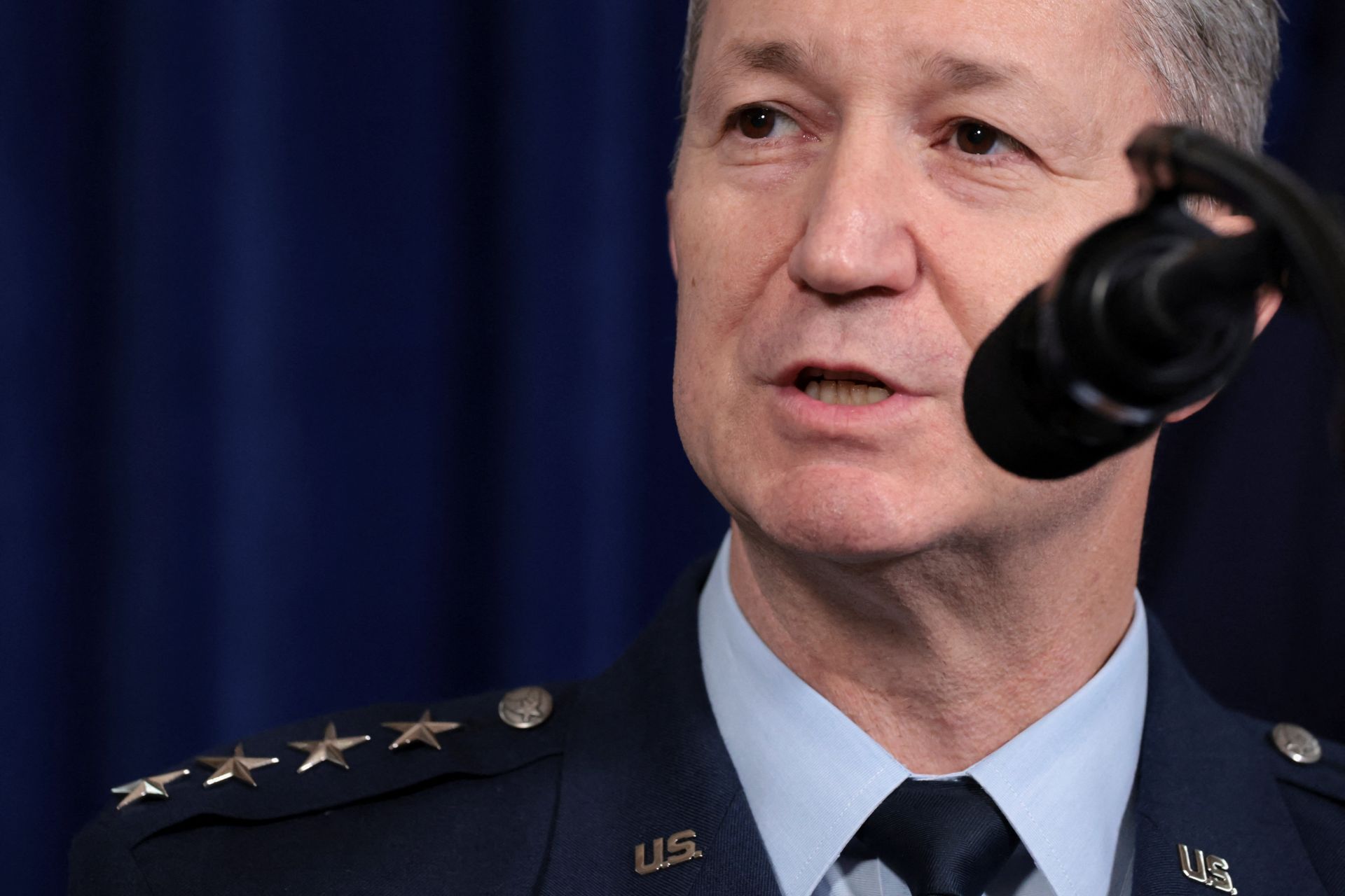 Dan Cain, Chairman of the U.S. Joint Chiefs of Staff, stated that the air force neutralized the air defense system to secure safe routes for helicopters and ground troops during the approach to Caracas, achieving a 'complete surprise effect' in the operation. Photo by Yonhap News