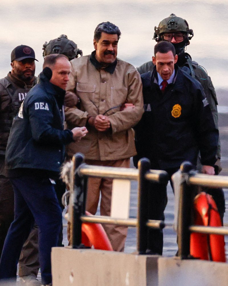 "까불면 죽는다"미국이 결국 노골적 야욕을 드러냈습니다. 최근 며칠, 현직 국가원수가 수갑을 차고 체포되는 장면이 세계에 충격을 주었는데요.