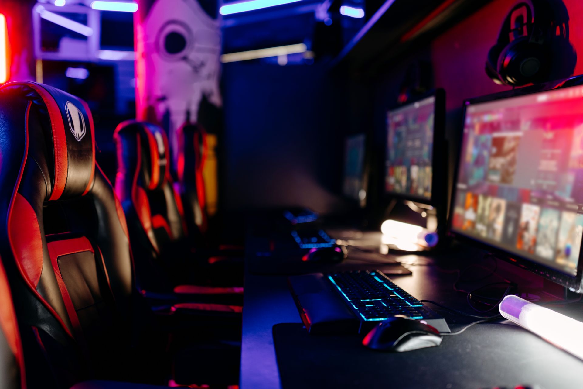 청년들의 하루는 오늘도 게임 화면 속에서 이어지고 있습니다.표면적으로는 개인의 선택에 가깝지만