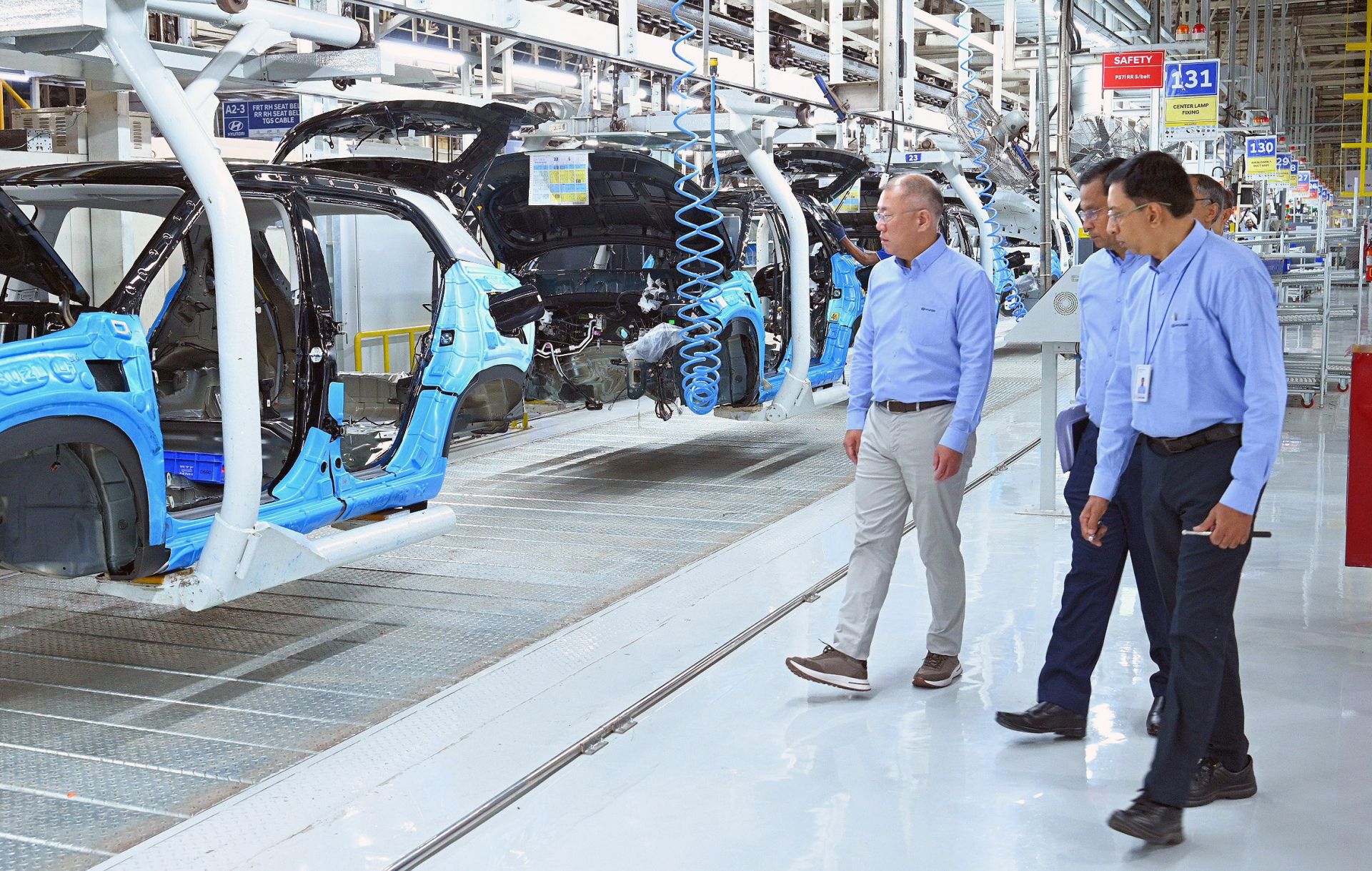 Hyundai Motor Group Chairman Chung Euisun is inspecting the production line together with employees at Hyundai Motor India's Chennai plant. Provided by Hyundai Motor Group