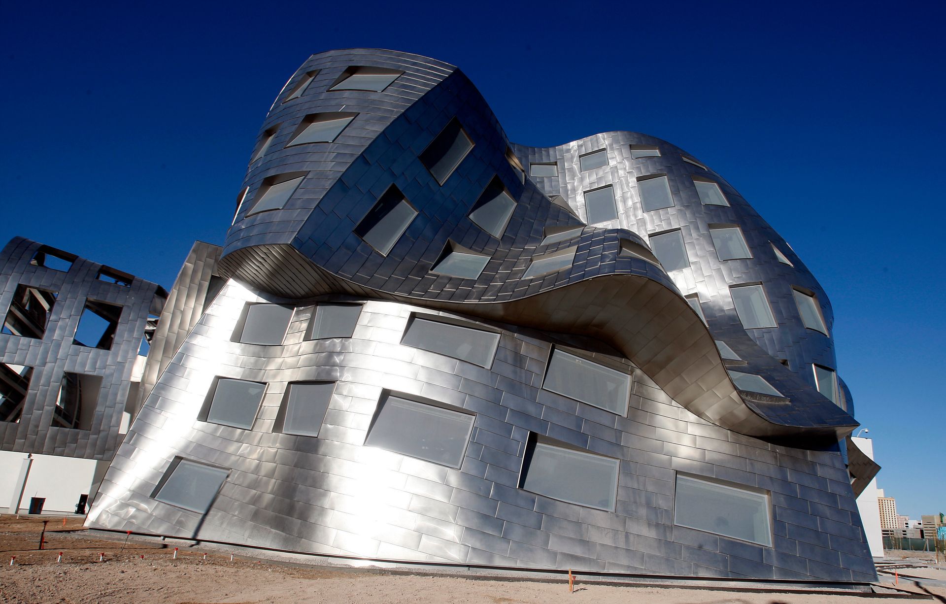 However, the silver curved buildings left by Frank Gehry still clearly provide powerful artistic inspiration to people around the world.