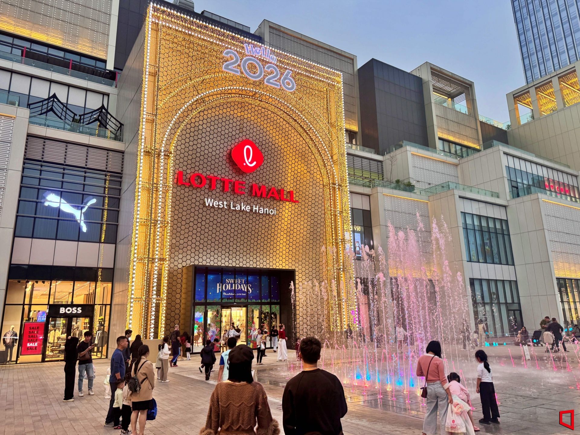 롯데몰 웨스트레이크 하노이를 찾은 현지 고객들이 출입구 앞 광장에 마련된 분수대에서 여가를 즐기고 있다. 김흥순 기자