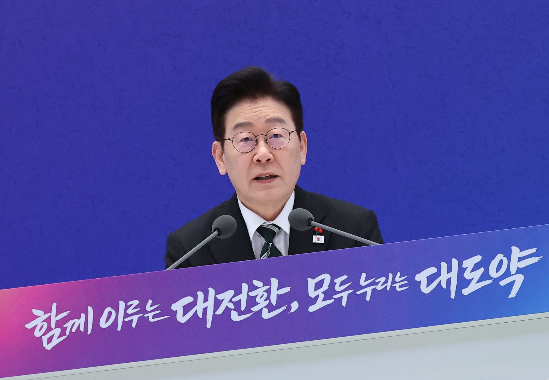 지난 대선 당시 이재명 대통령이 내걸었던 공약에 야권에서는 "실현 불가능한 수치" "허황된 구호" "포퓰리즘" 등의 비판이 쏟아졌다. 그러나 이 대통령 취임 이후 약 7개월 만에 코스피가 사상 처음으로 5000선을 돌파하면서 공약 실현이 불가능하다고 호언장담했던 야권 인사들의 과거 발언이 재조명되고 있다.