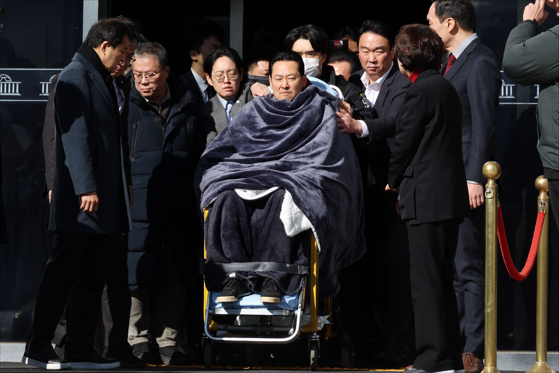 '통일교·공천헌금' 쌍특검법 수용을 촉구하며 여드레째 단식을 이어간 장동혁 국민의힘 대표가 22일 국회에서 단식을 중단하고 병원으로 이송되고 있다. 2026.1.22 김현민 기자