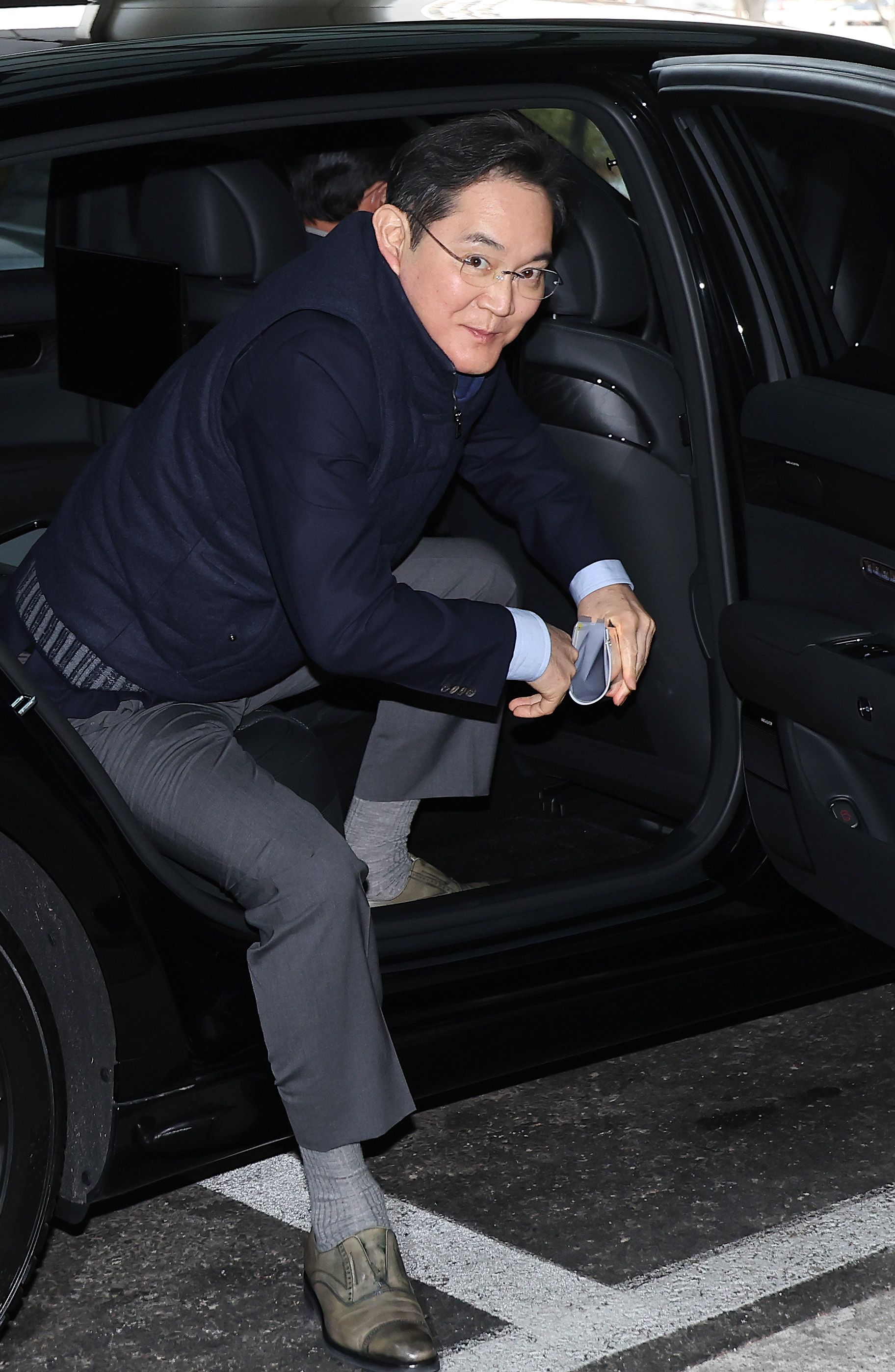 이 회장은 이날 오후 정장 차림에 남색 패딩 조끼를 걸친 모습으로 공항에 도착했다. 왼손에 서류 뭉치를 들고 있던 이 회장의 뒤, 열린 차 문 틈으로 포착된 음료 한 병이 눈길을 끌었다. 천연 이온 음료로 불리는 베트남산 코코넛워터였다.