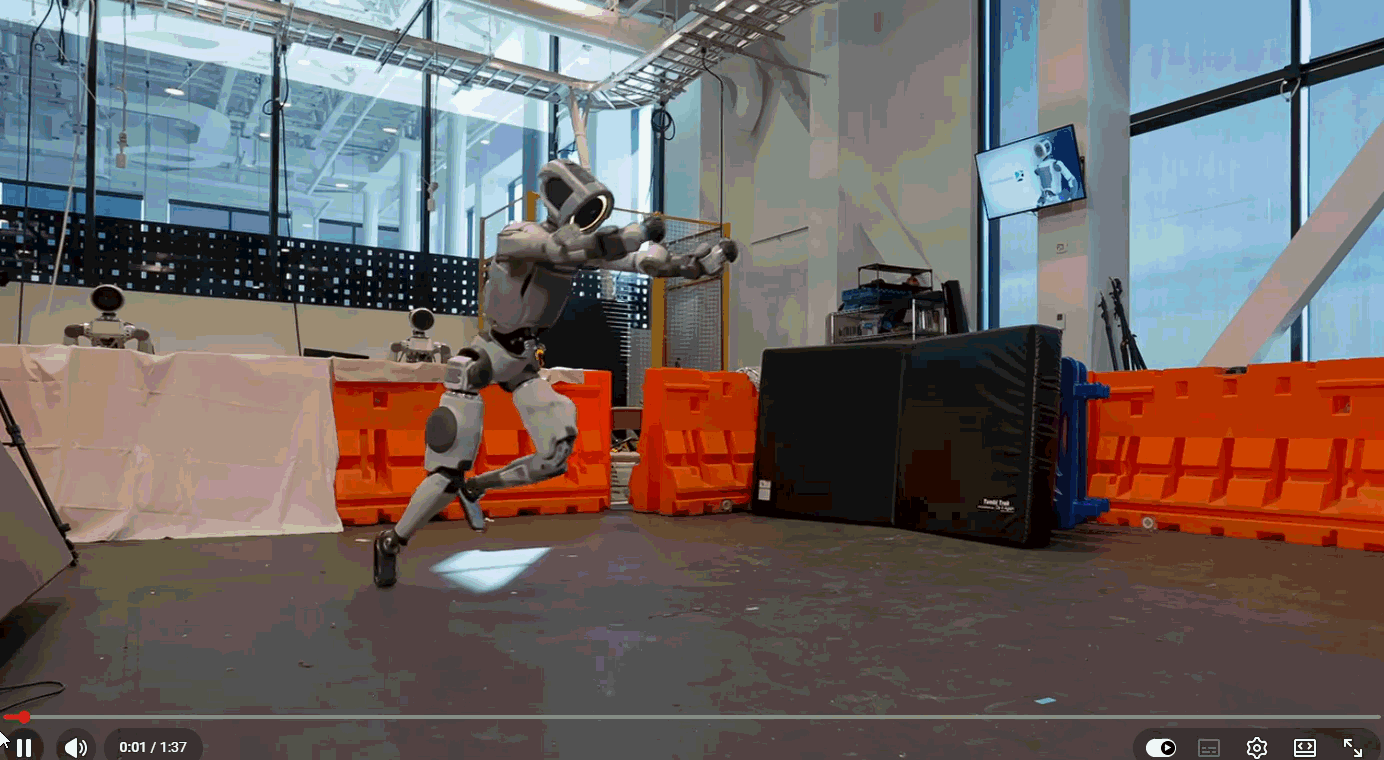 아틀라스가 연속 공중제비를 하는 모습. 유튜브 영상 캡처