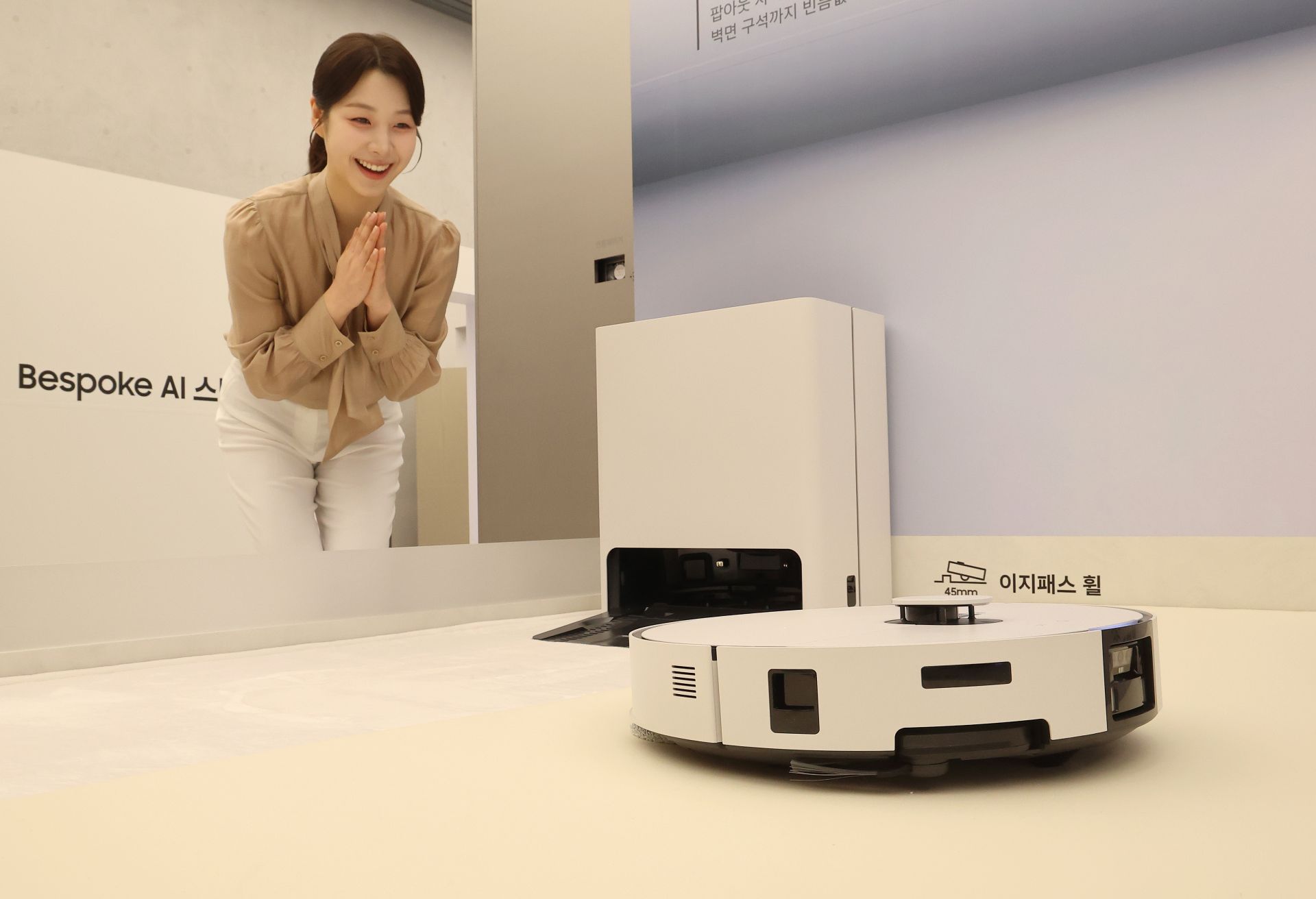 11일 서울 강남 삼성전자서비스센터에서 열린 2026년형 로봇청소기 '비스포크(Bespoke) AI 스팀' 신제품 관련 미디어 브리핑에서 모델이 제품을 소개하고 있다. 연합뉴스