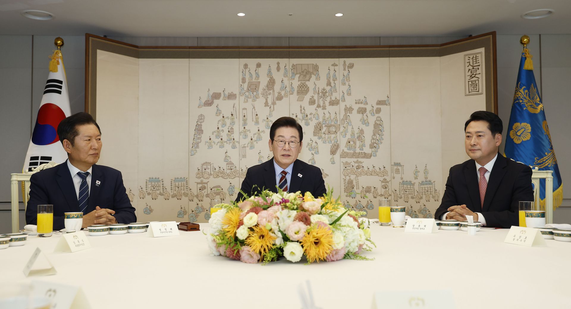 이재명 대통령이 지난해 9월 8일 용산 대통령실에서 여야 지도부와 오찬 회동을 하고 있다. 왼쪽부터 더불어민주당 정청래 대표, 이 대통령, 국민의힘 장동혁 대표.  대통령실통신사진기자단