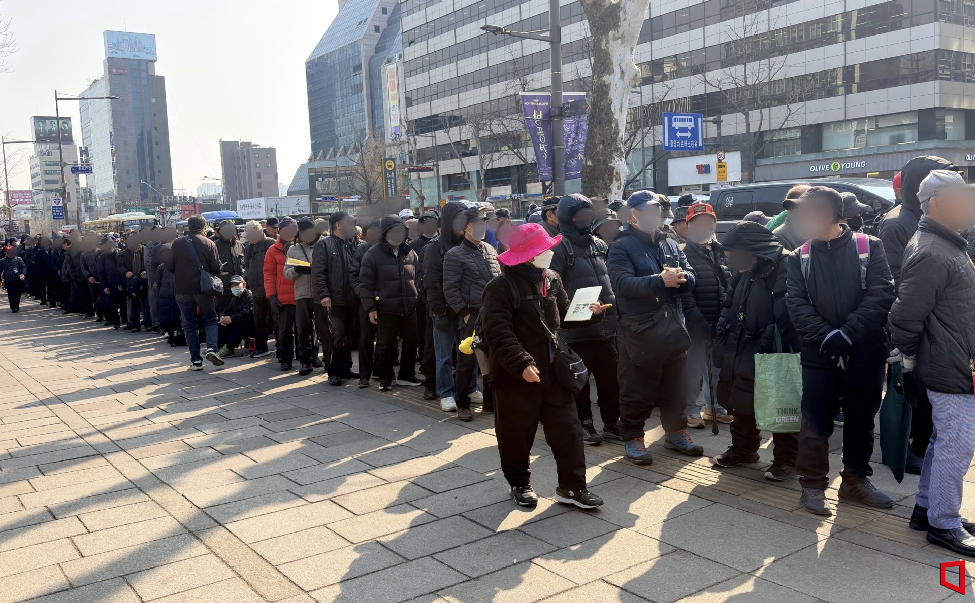설 명절에도 이어진 줄…70~80대 노인 수백 명 발길 연금만으론 살림 감당 빠듯…이혼 등으로 '빈곤의 늪' '노년 사랑방’ 탑골공원 떠나 안국역 복지센터로 옮겨가 콩나물국 3000원, 설렁탕 무료 '싼 밥집’ 꿰는 노인들