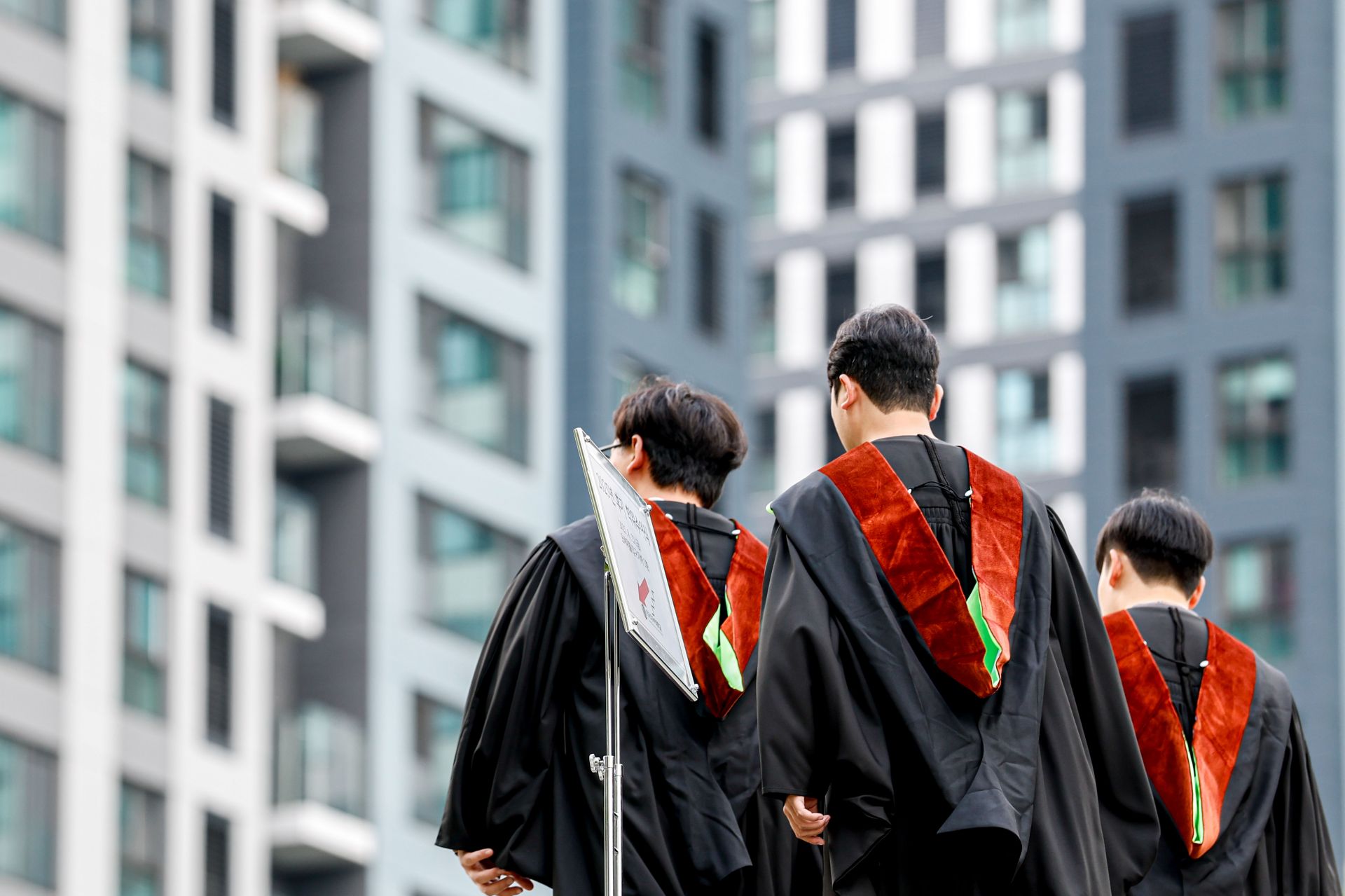 去年8月22日，在首尔东大门区韩国外国语大学举行的“2025年后期学位授予仪式”上，毕业生们在拍照结束后正陆续离场。姜珍亨 记者提供