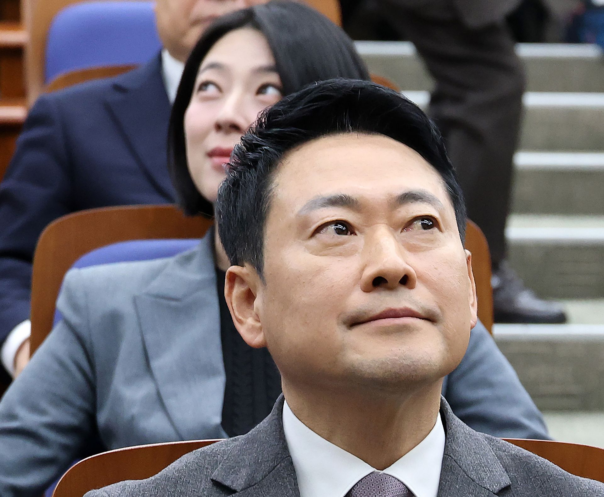 국민의힘 장동혁 대표(앞)와 배현진 의원이 23일 국회에서 열린 의원총회에서 앞뒤로 나란히 앉아 서로 다른 곳을 바라보고 있다. 2026.2.23 연합뉴스