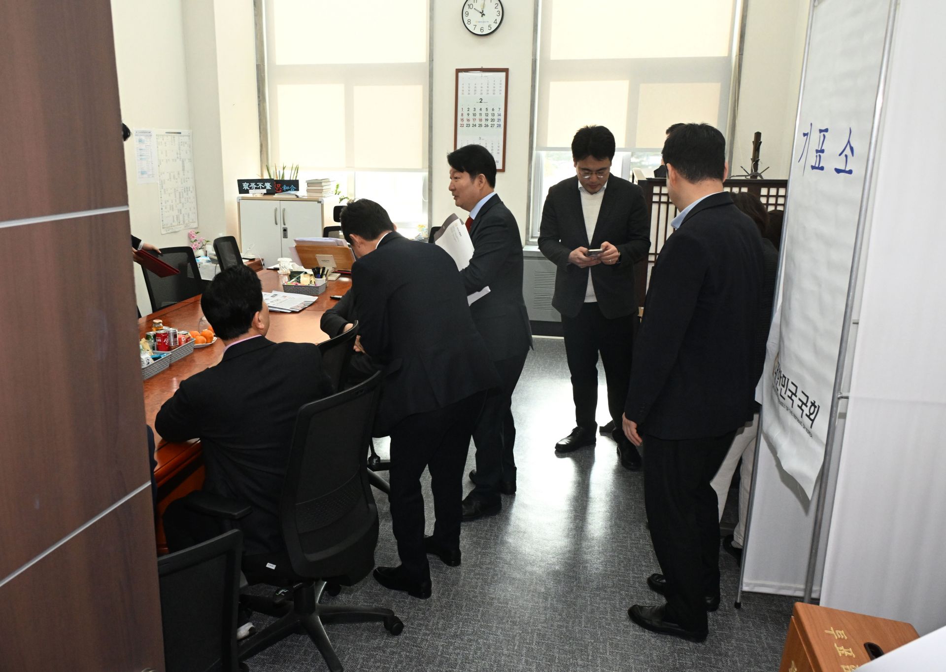 국민의힘 대구·경북(TK) 지역 의원들이 26일 국회 행정 통합 특별법안 처리에 대한 당의 입장을 투표로 정하기 위해 원내수석부대표실로 모이고 있다. 2026.2.26 김현민 기자