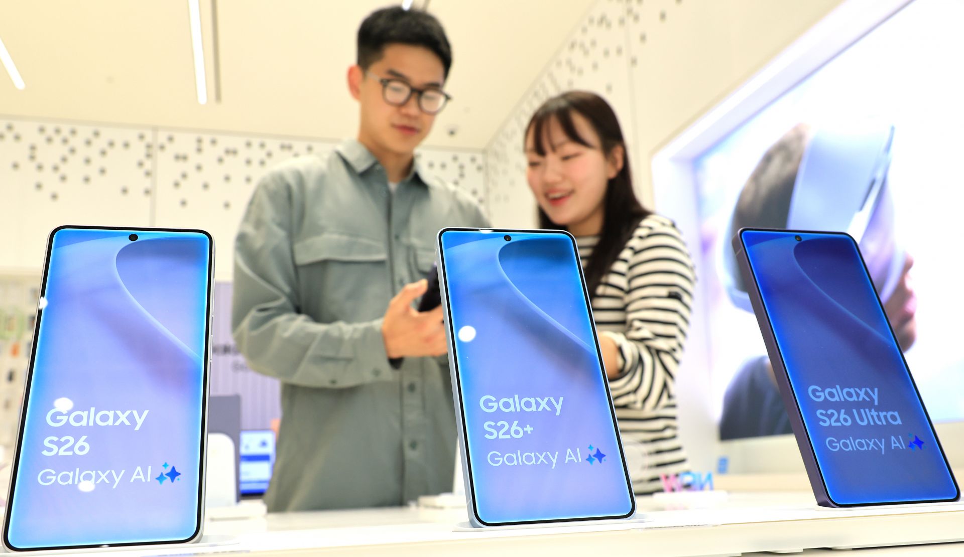 On the 26th, citizens at the Samsung Store Hongdae in Seoul are examining the Galaxy S26 series, the smartphone Samsung presented as the '3rd-generation AI phone'. Yonhap News