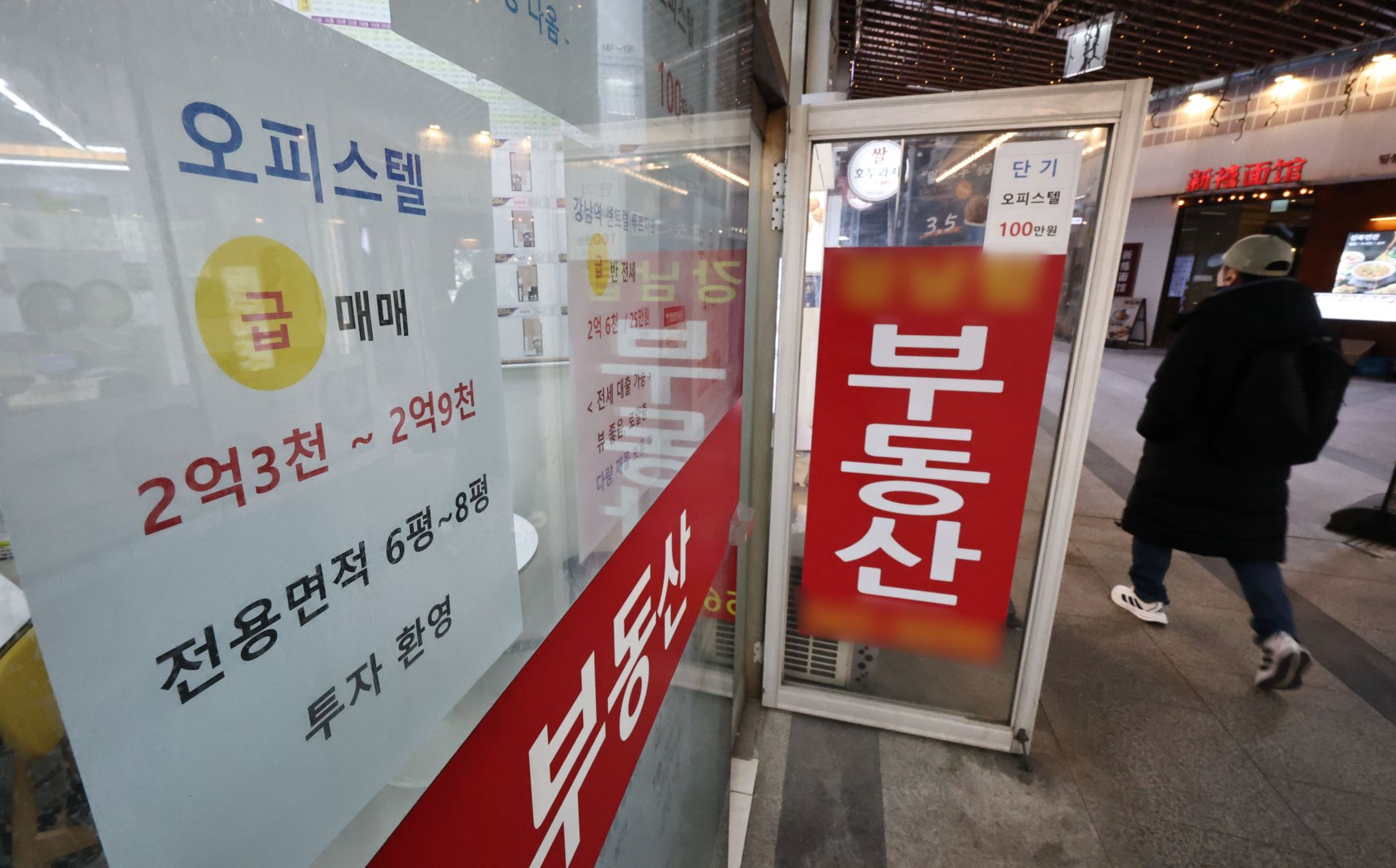 Household Consumption Contraction andImpact Across the Economy