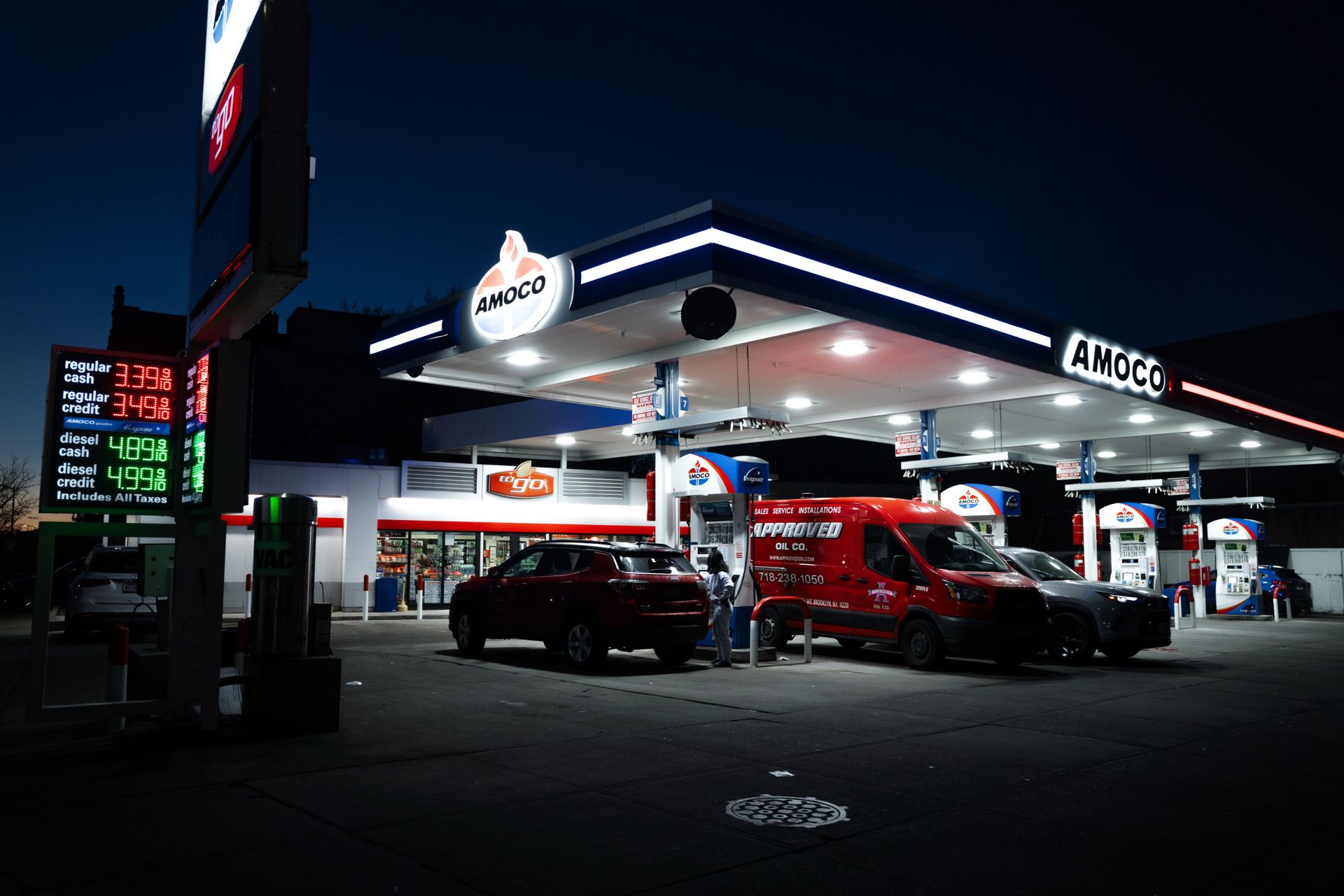 미국 뉴욕의 아모코 주유소에서 9일(현지시간) 차량들이 주유를 위해 줄을 섰다. 중동 분쟁이 격화되면서 원유 가격은 이날 배럴당 100달러를 넘어섰다. EPA연합뉴스