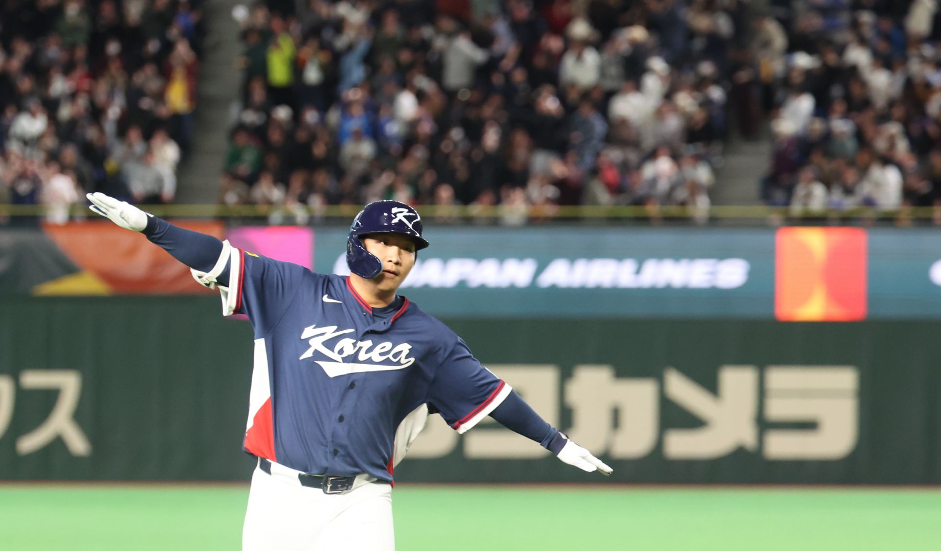 9일 일본 도쿄돔에서 열린 2026 월드베이스볼클래식(WBC) C조 조별리그 최종전 대한민국과 호주의 경기. 2회 초 문보경이 2점 홈런을 친 뒤 비행기 세리머니를 하고 있다. 연합뉴스