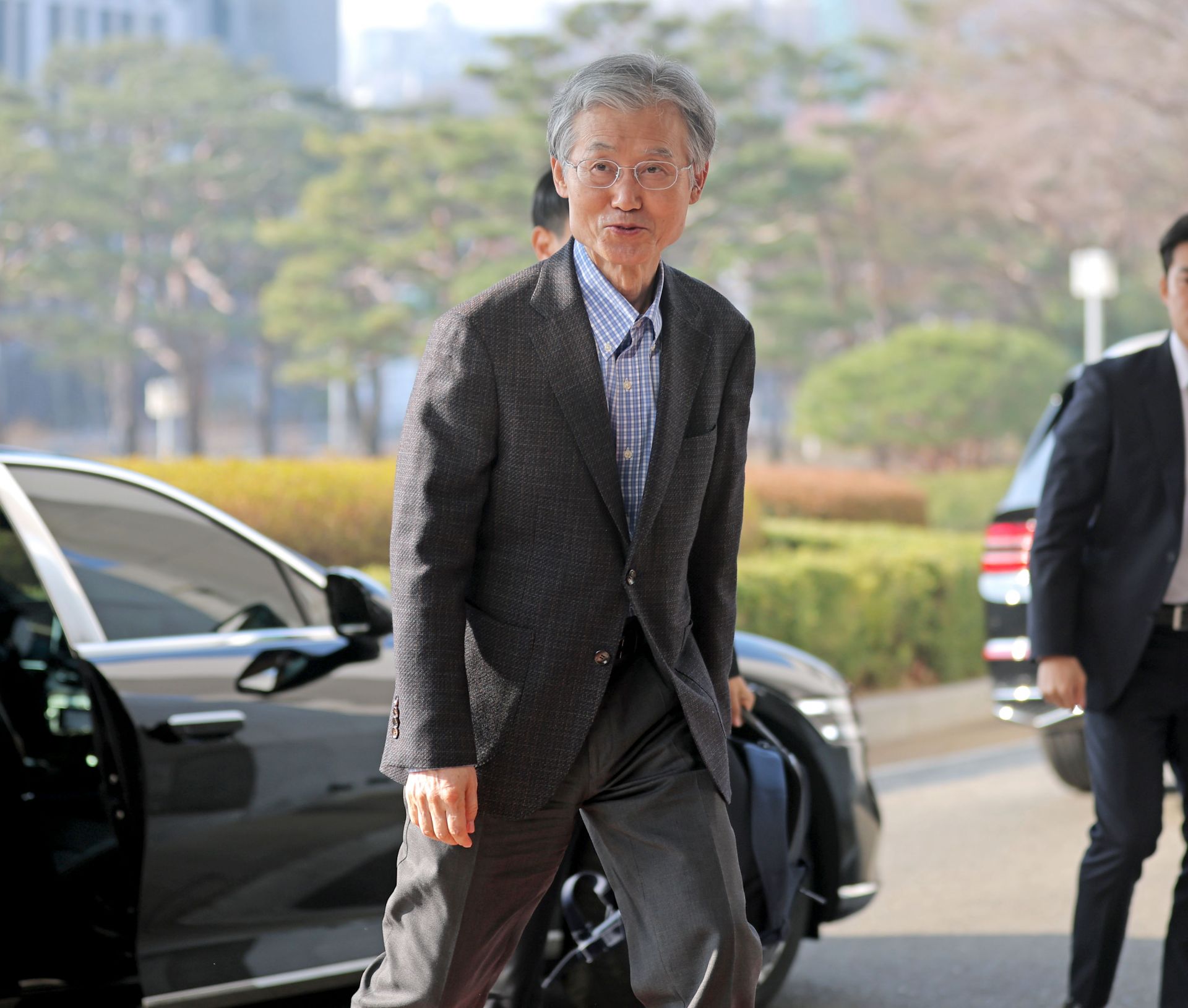 On the 12th, the day the so-called 'Judicial Reform Three Acts,' which focus on the introduction of the crime of distortion of law, the judicial review system, and the expansion of Supreme Court justices, were promulgated, Chief Justice Choi Hee-dae was seen arriving at the Supreme Court building in Seocho-gu, Seoul. Photo by Yonhap News
