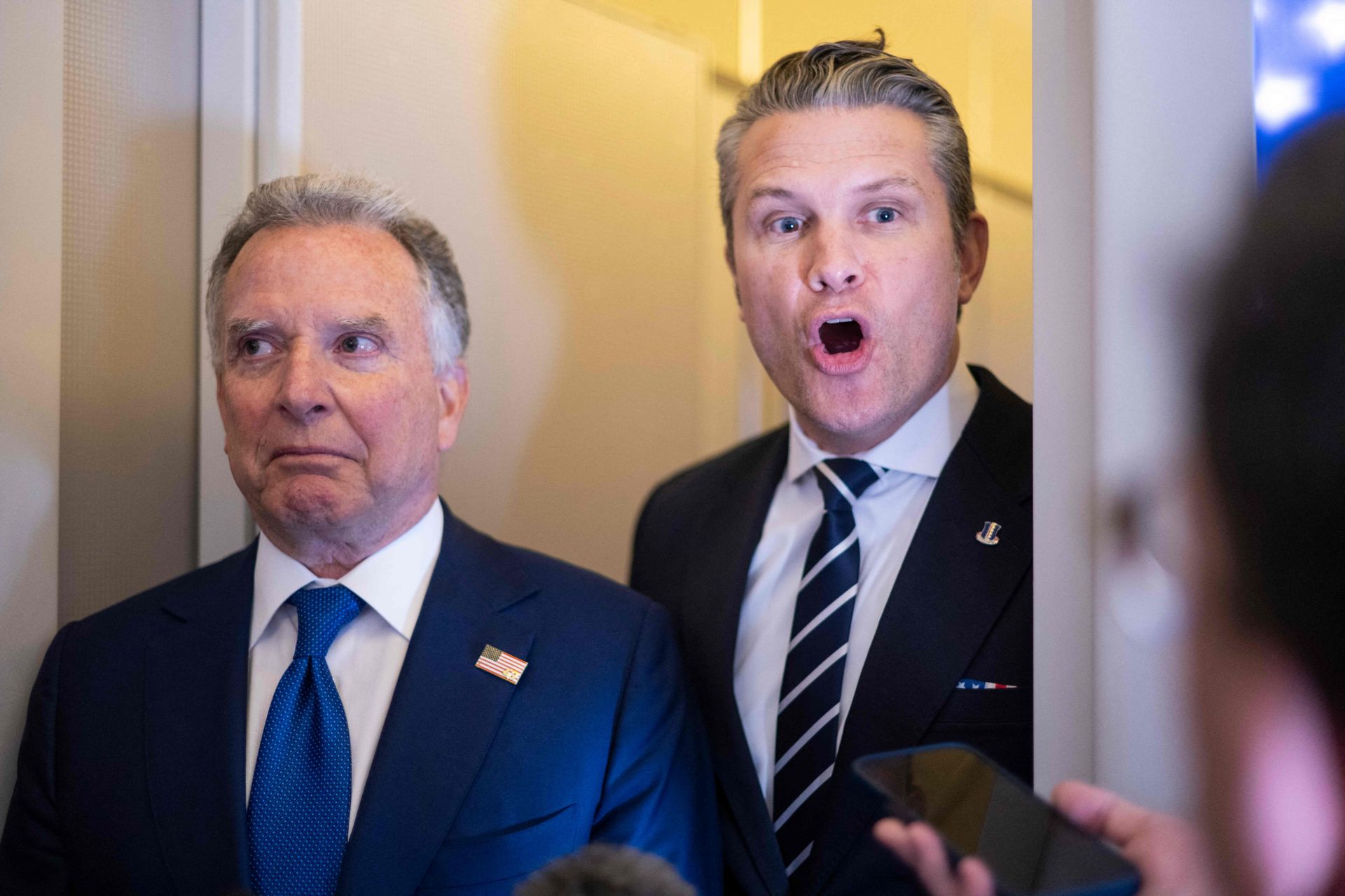 Pete Hegseth, U.S. Secretary of Defense (right), is answering reporters' questions inside the Air Force One as he moves to Miami with U.S. President Donald Trump on the 7th (local time). Photo by AFP Yonhap News