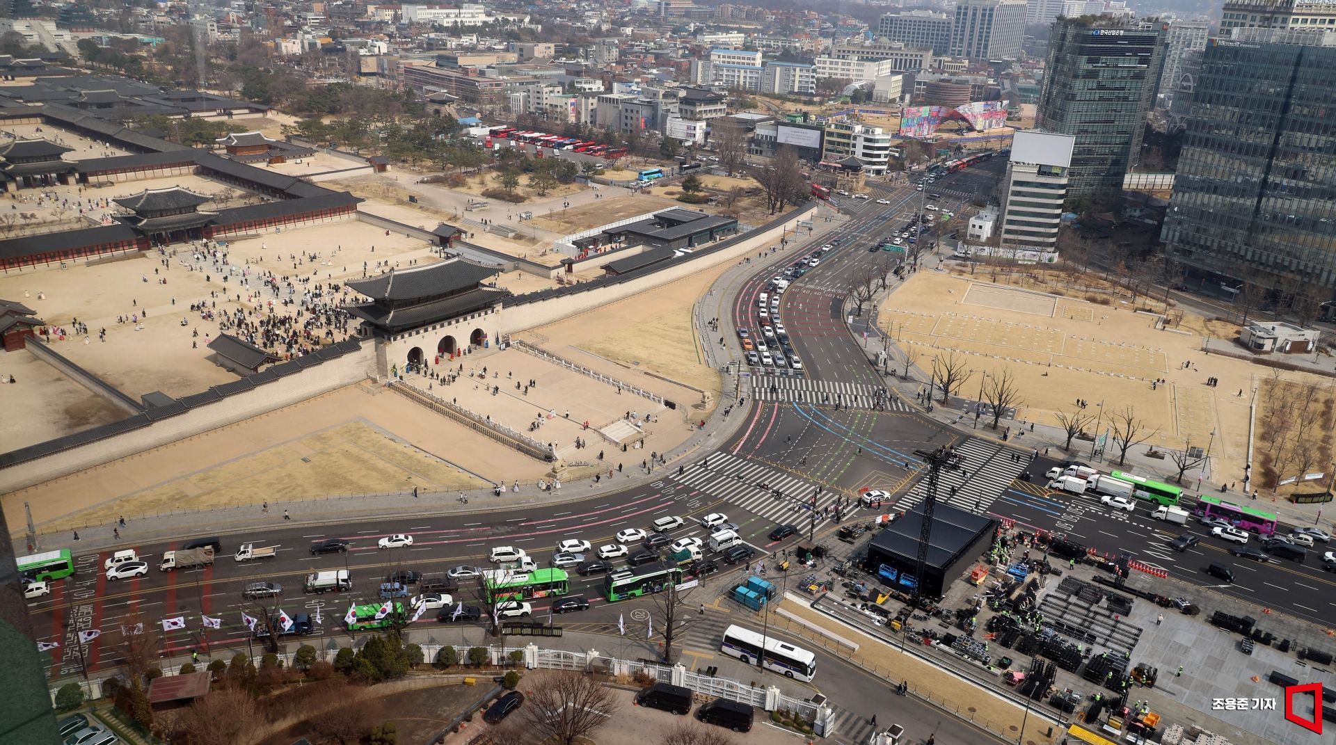 On the afternoon of the 16th, as BTS prepares for their full-member comeback performance, stage installation work is actively underway around Gwanghwamun Square in Jongno-gu, Seoul. Photo by Jo Yongjun