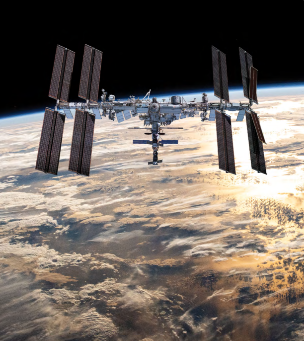 此刻仍以高速绕地球上空400公里轨道运行的多国合作空间站 ISS（International Space Station，国际空间站）。
