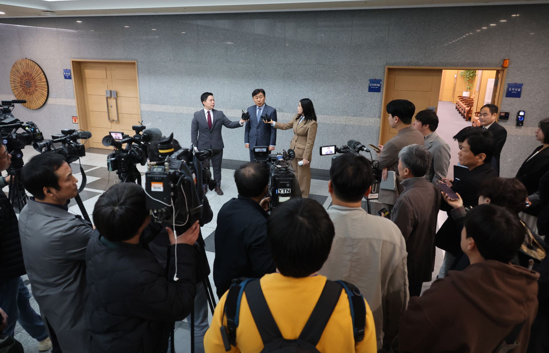 '돈 봉투 살포 의혹'에 휩싸인 김관영 전북특별자치도지사가 1일 도청에서 취재진에게 "청년들에게 대리비를 줬다가 회수했다"며 "당 윤리감찰단에 있는 그대로 소명하겠다"고 밝히고 있다. 2026.4.1 연합뉴스