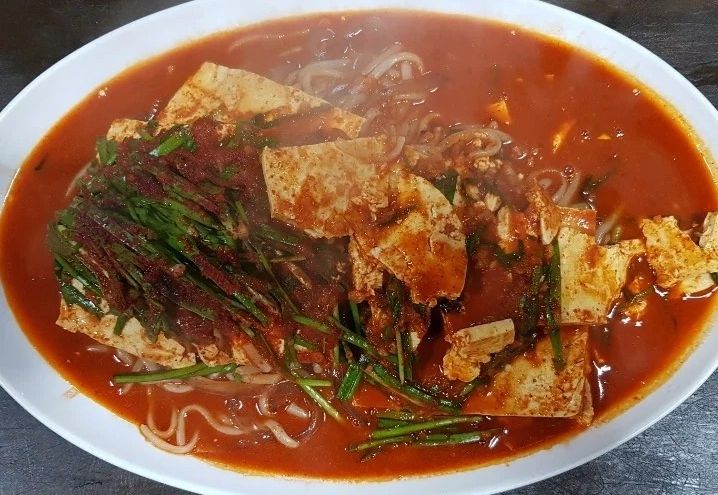 대전역 앞 식당에서 만날 수 있는 대표 메뉴 두부두루치기.