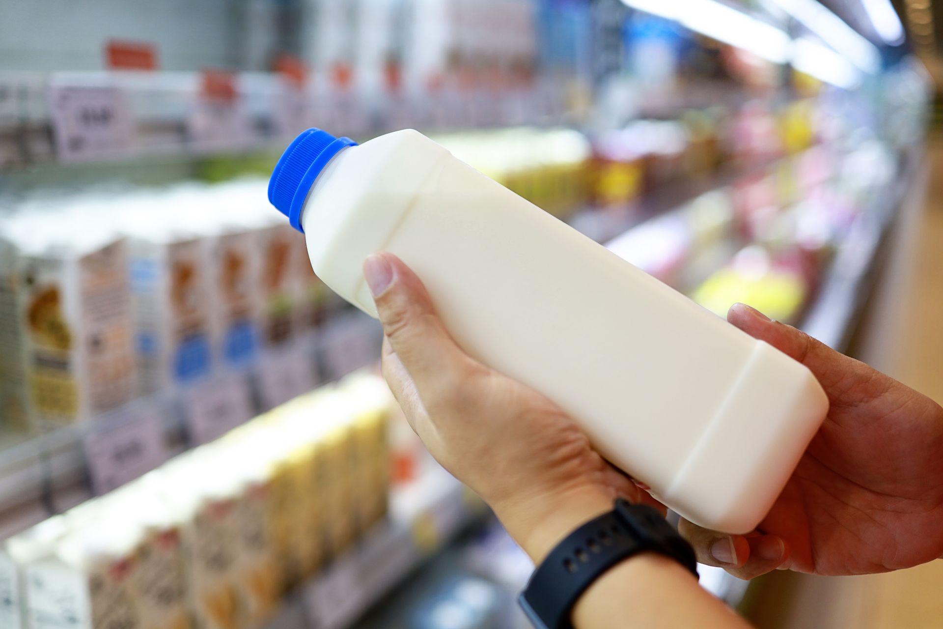 In terms of nutrition, there is little difference in protein and calcium between raw milk and skimmed milk powder, and skimmed milk powder, which has had the fat removed, actually contains less fat and calories. However, fat-soluble vitamins such as vitamins A and D are likely to be removed during the high-temperature drying process that converts raw milk into skimmed milk powder. Additionally, processed milk often contains a high amount of sugar as sugar is added in large quantities to achieve certain flavors.