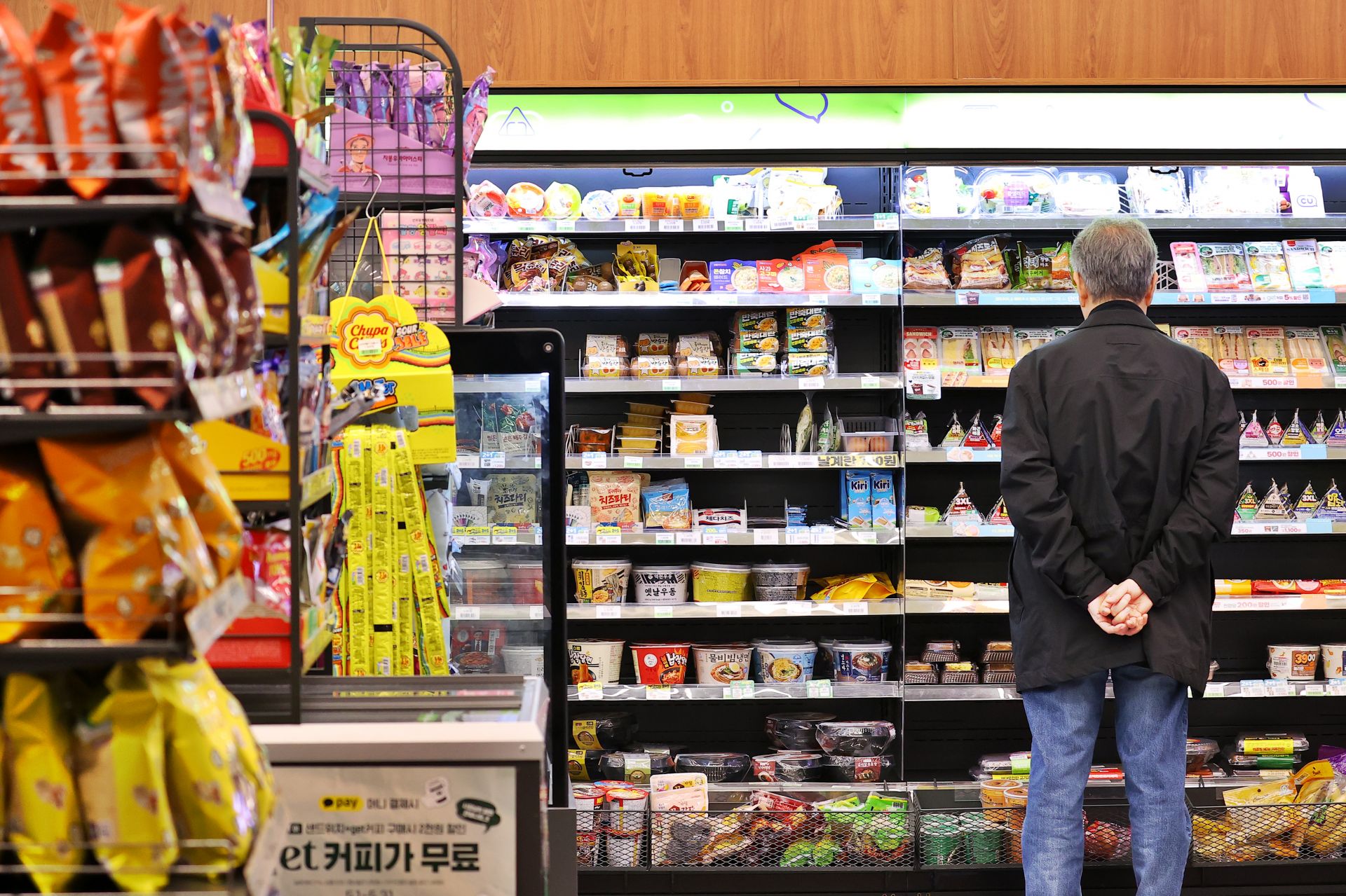 Citizens are browsing products at a convenience store in downtown Seoul. Photo by Yonhap News