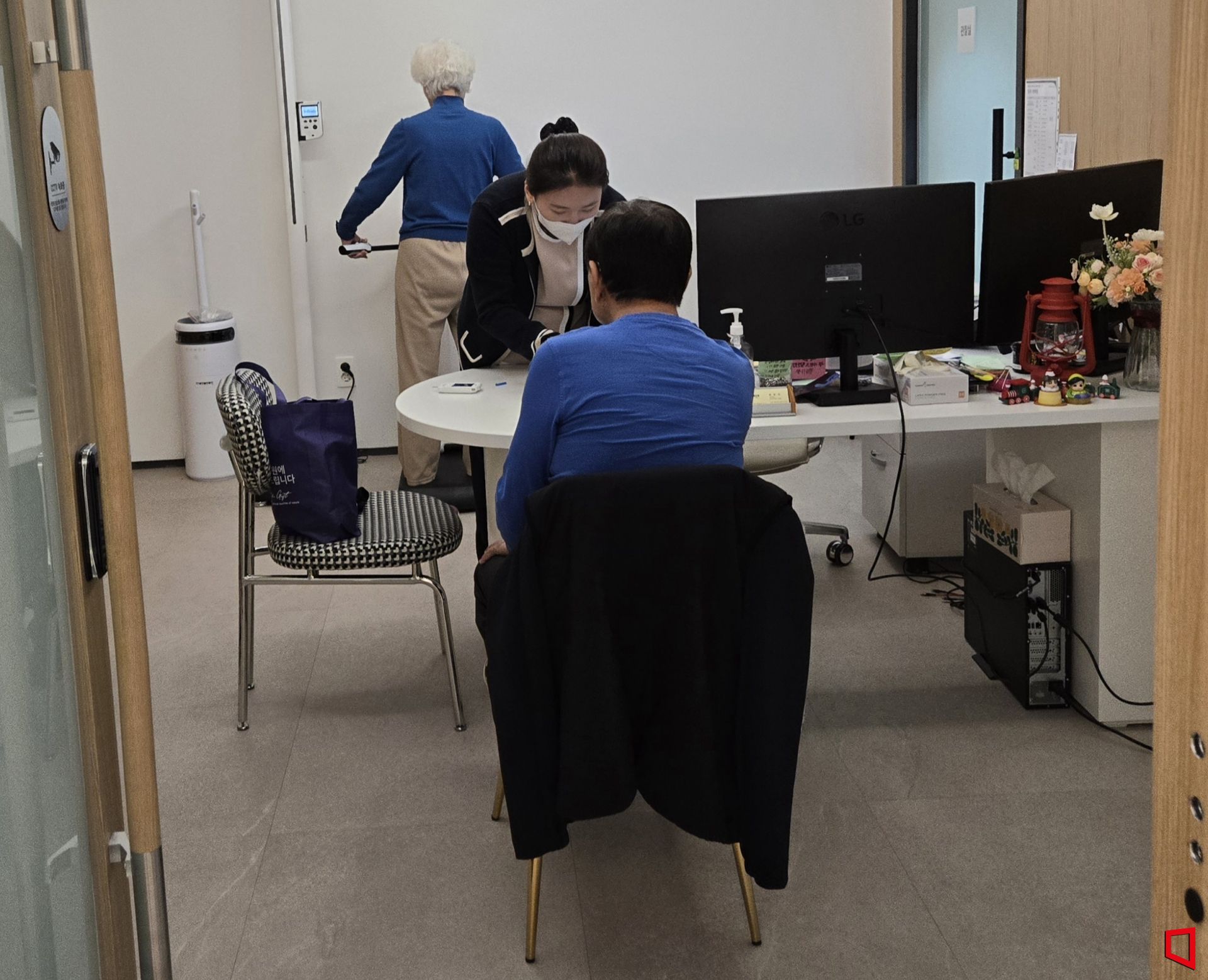 숲속의 아침에는 간호사 5명이 교대로 24시간 상주한다. 하루 건강 상담만 20~30건이다. 숲속의 아침 운영사인 엠포레(엠디엠그룹 계열사)의 강태건 대표는 "탁구를 치다 뼈를 다치거나 몸이 갑자기 굳는 경우도 있다"고 했다.