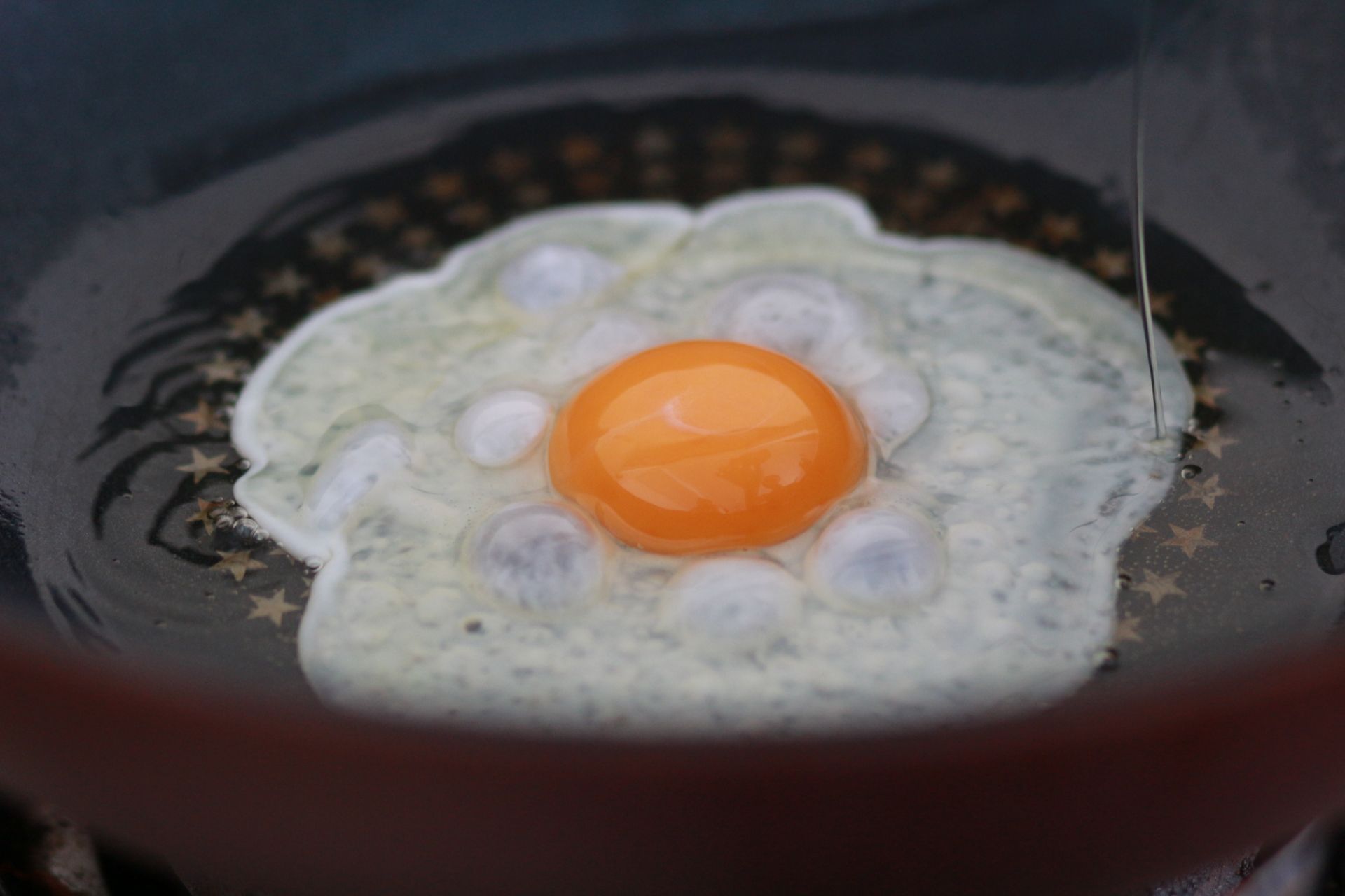 취재 결과, 이들 업체에서 판매하는 원료돈지는 모두 경북 소재 공급업체에서 납품된 것으로 파악됐다. 시중에 유통된 원료돈지의 산가는 0.8~1.4 수준이었다. 원료돈지로서 납품했다면 산가 기준(4.0 이하)에 부합하지만, 정제를 안한 데다 산가도 3~4배 초과해 식용 기준에선 벗어났다. 