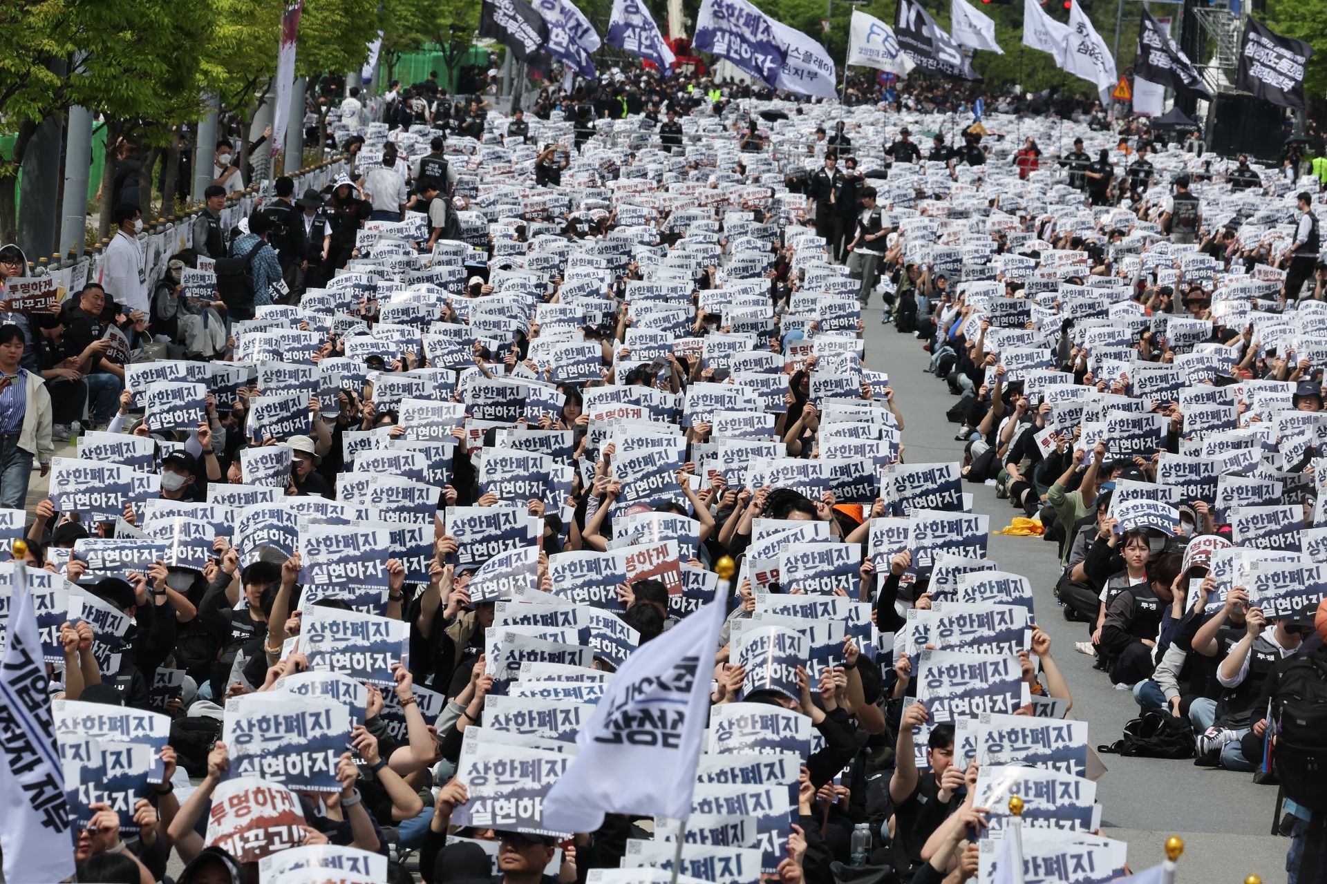 삼성전자 노조 투쟁 결의대회, 구호 외치는 조합원들  23일 경기 평택시 삼성전자 평택캠퍼스 앞에서 열린 삼성전자 노동조합 공동투쟁본부의 '투명하게 바꾸고, 상한폐지 실현하자-4/23 투쟁 결의대회'에서 조합원들이 구호를 외치고 있다. 2026.4.23 연합뉴스
