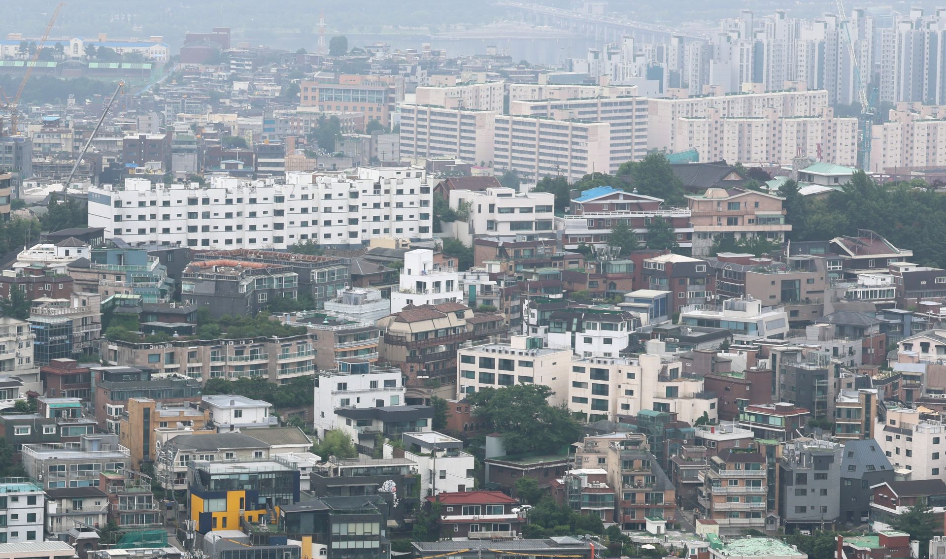서울 남산에서 바라본 서울 시내.    윤동주 기자