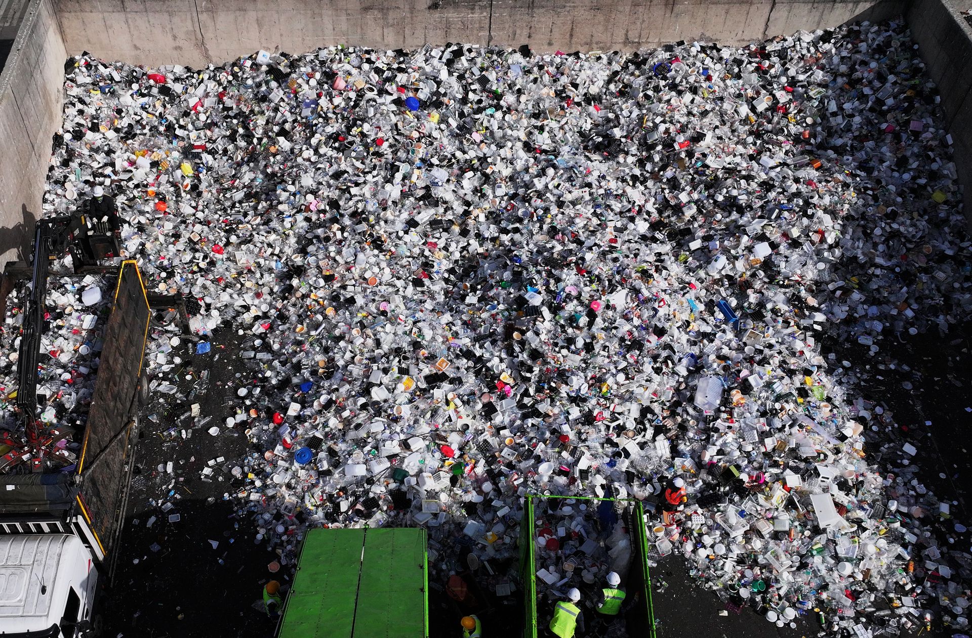 지구의 날을 하루 앞둔 지난 21일 경기도 수원시자원순환센터에서 관계자들이 플라스틱 재활용 쓰레기 반입ㆍ반출 작업을 하고 있다. 연합뉴스