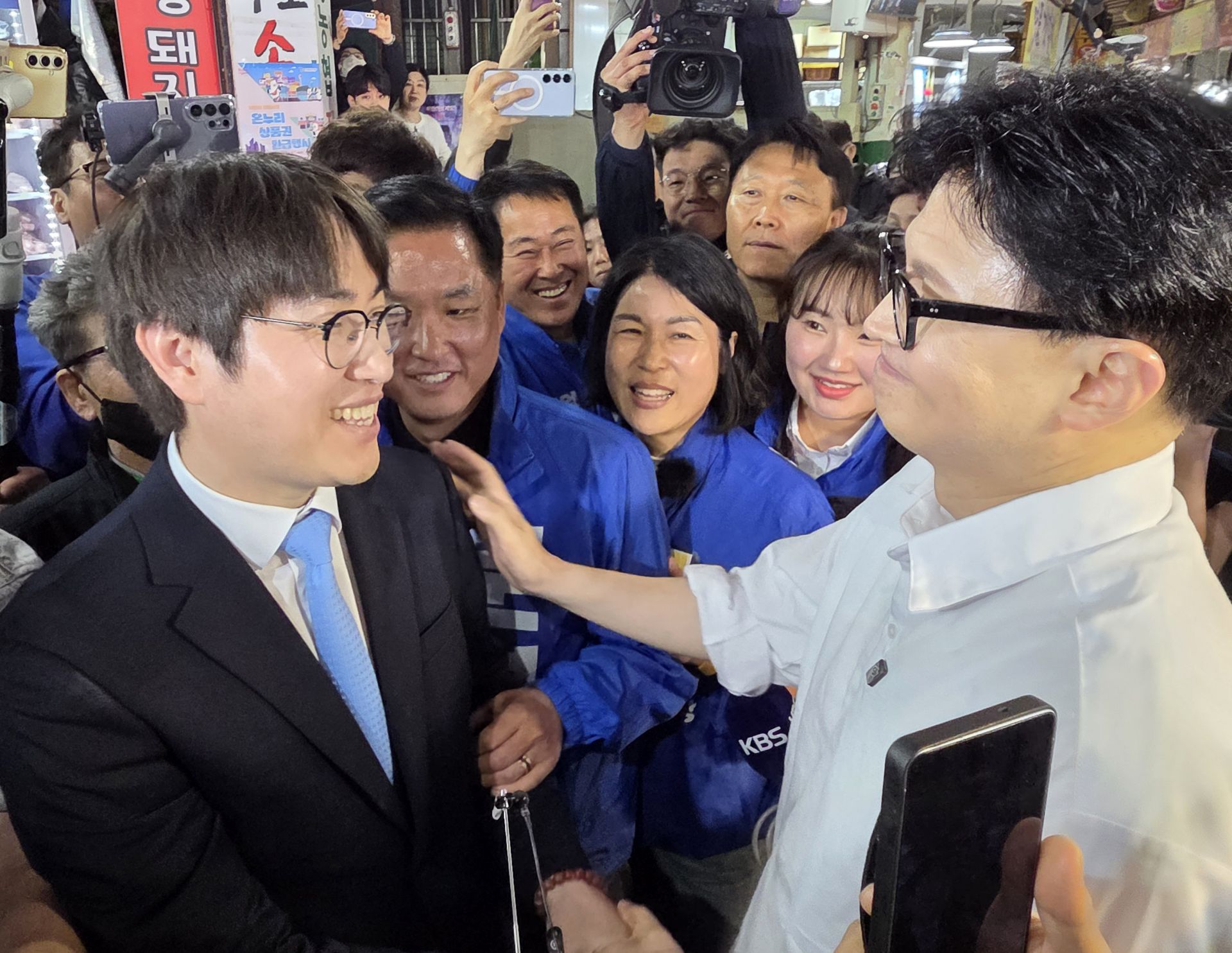 ６·3 지방선거와 함께 치러지는 부산 북갑 보궐선거에 출마하는 하정우 전 청와대 AI 수석과 한동훈 전 국민의힘 대표가 29일 오후 부산 북구 구포시장에서 유세를 펼치던 중 만나 인사하고 있다. 2026.4.29   연합뉴스