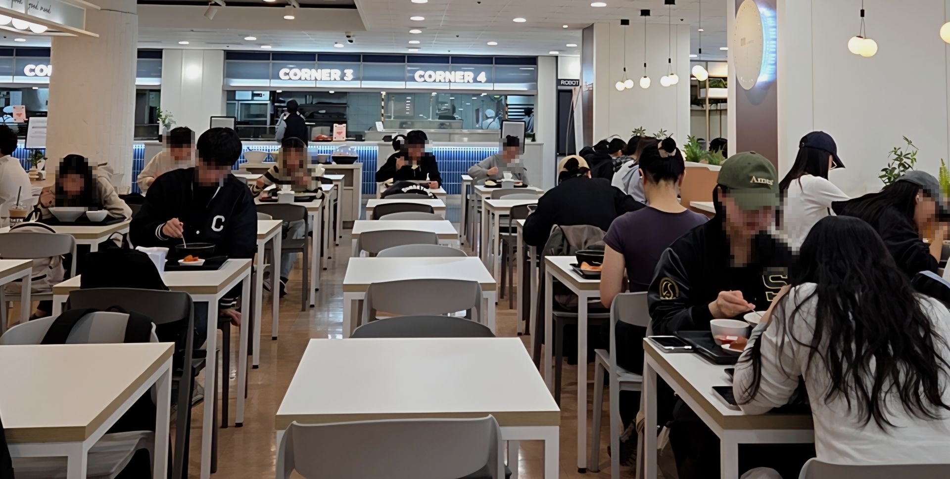 생활 역시 여유롭지 않았다. 한 학기에 360만원 수준인 등록금, 연간 400만원인 기숙사비를 제외하고도 매달 생활비로 최소 50만원에서 많게는 100만원까지 필요했다. 그는 "친구들과 어울리는 것도 비용이니까, 점점 사람을 덜 만나게 됐다"고 했다. 대학은 충분한 안전망이 되지 못했다. 그는 "방치된 성인처럼 느껴질 때가 많다"고 했다. 박씨는 "청춘이라서 아픈 게 아니라, 계속 아플 것 같아서 더 불안한 것"이라며 "20대 중후반에 고립·은둔이 시작되는데, 이 시기에 예방적인 개입이 있으면 좋겠다"고 했다.