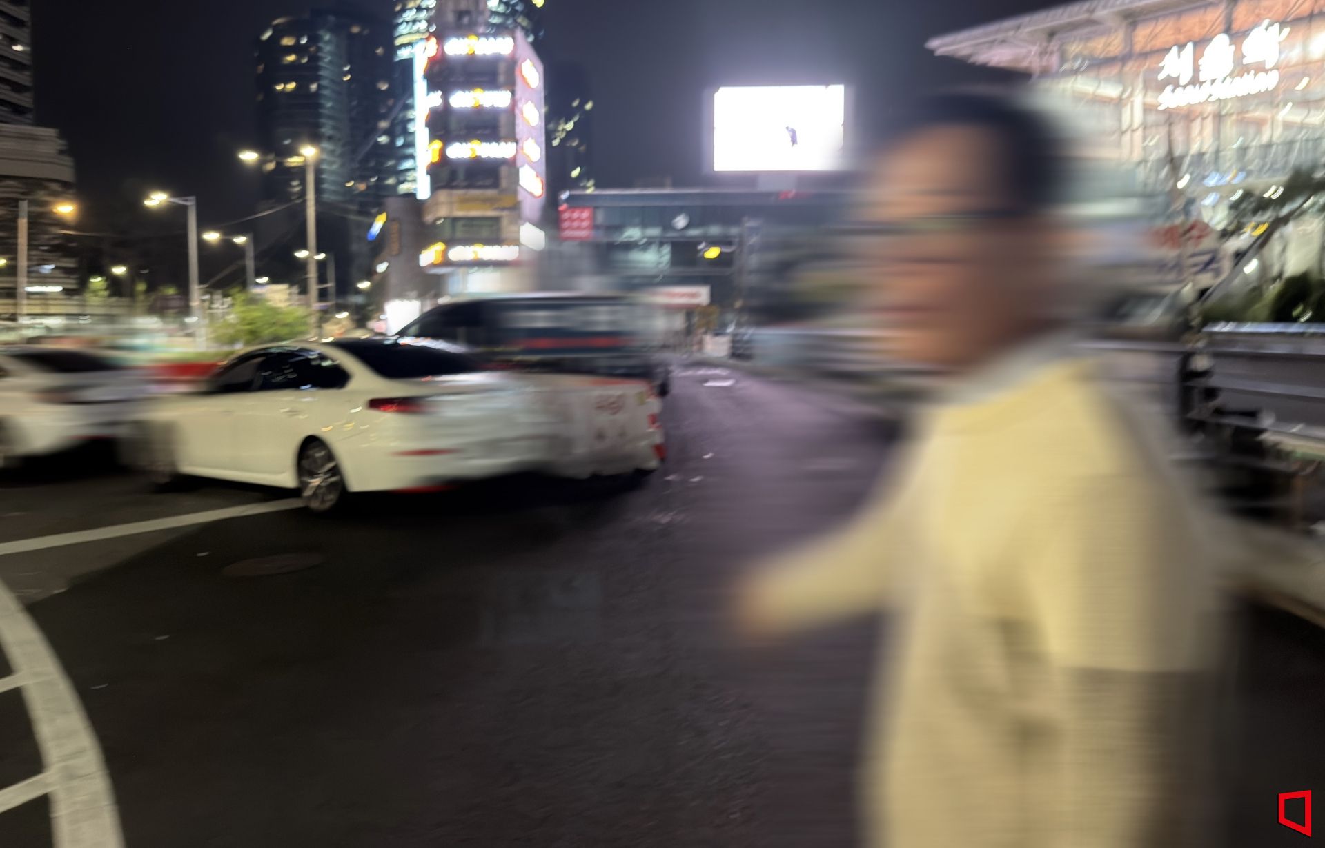 지난 7일 새벽 서울역 버스환승센터 인근에서 불법 유상운송 차량 운전자로 추정되는 남성이 시민들을 상대로 호객 행위를 하고 있다. 최근 서울 심야시간대 택시 부족 현상이 이어지면서 이른바 불법 택시 영업이 서울 곳곳에서 기승을 부리고 있다. 박호수 기자