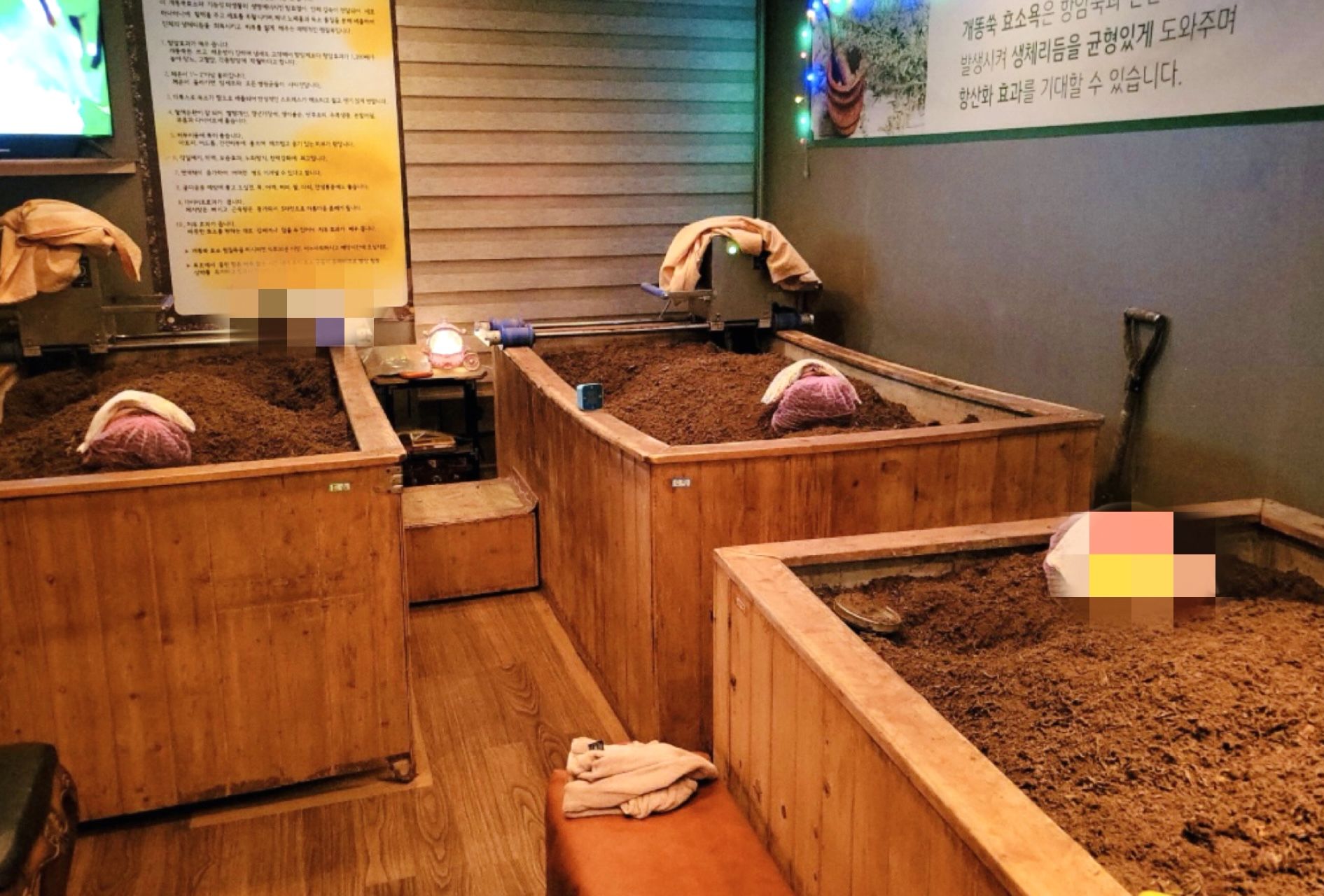 지난 19일 서울 서초구 잠원동의 한 효소찜질방에서 이용객 3명이 발효 효소 속에 몸을 묻은 채 찜질을 받고 있다. 박호수 기자