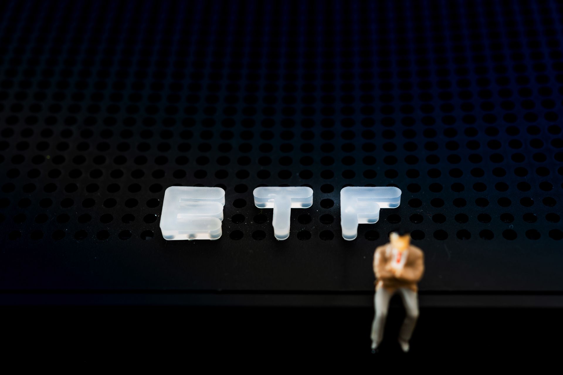 금감원, ETF 투자 유의사항 발표 영업점 개설 연금계좌 수수료 최대 10배 특정금전신탁은 추가 수수료 부담까지 은행 ISA는 실시간 거래 제한…ETF 종목도 달라 금감원 “투자 전 구조·비용 확인해야” 사진=게티이미지뱅크