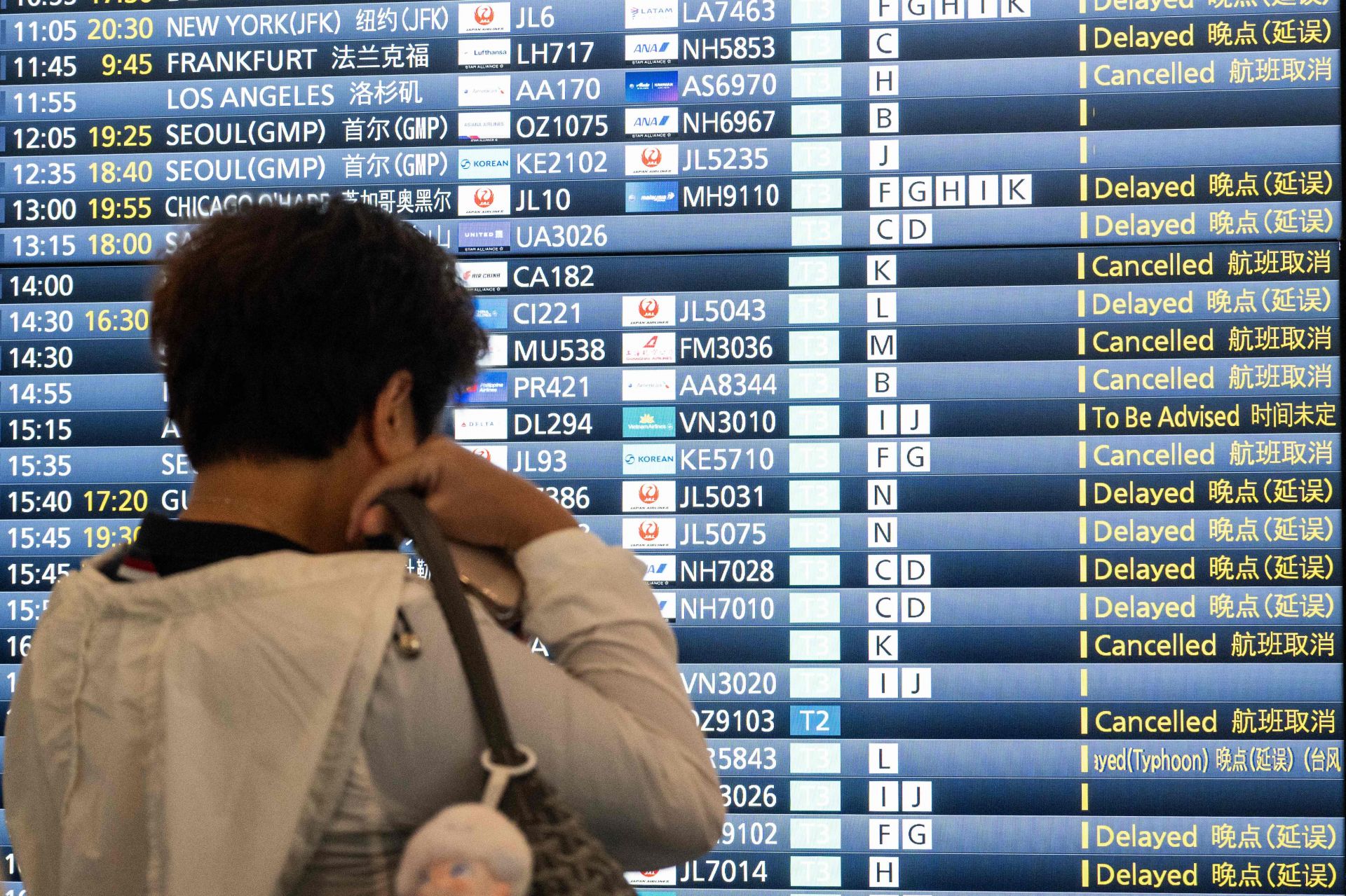 6월3일 일본 도쿄 하네다공항 국제선 터미널에서 한 남성이 항공편 안내 전광판을 바라보고 있다. 이날 열대성 폭풍 '장미(Jangmi)'의 영향으로 항공편이 취소되거나 큰 폭으로 지연됐다. AFP연합뉴스