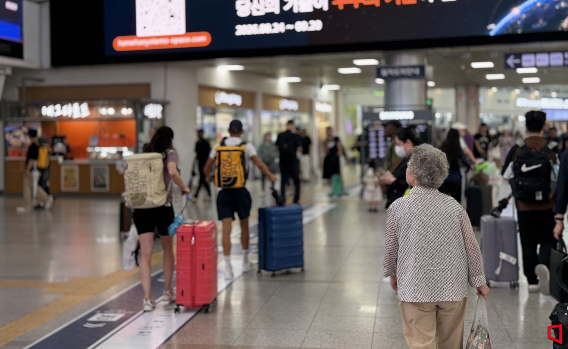 지난달 31일 서울역에서 대전에서 아들·며느리를 만나러 올라온 이모씨(80)가 열차 출발을 40분가량 앞두고 승강장을 확인하고 있다. 이씨는 “올 때마다 타는 곳을 찾기가 어렵고 복잡하다”고 말했다. 박호수 기자